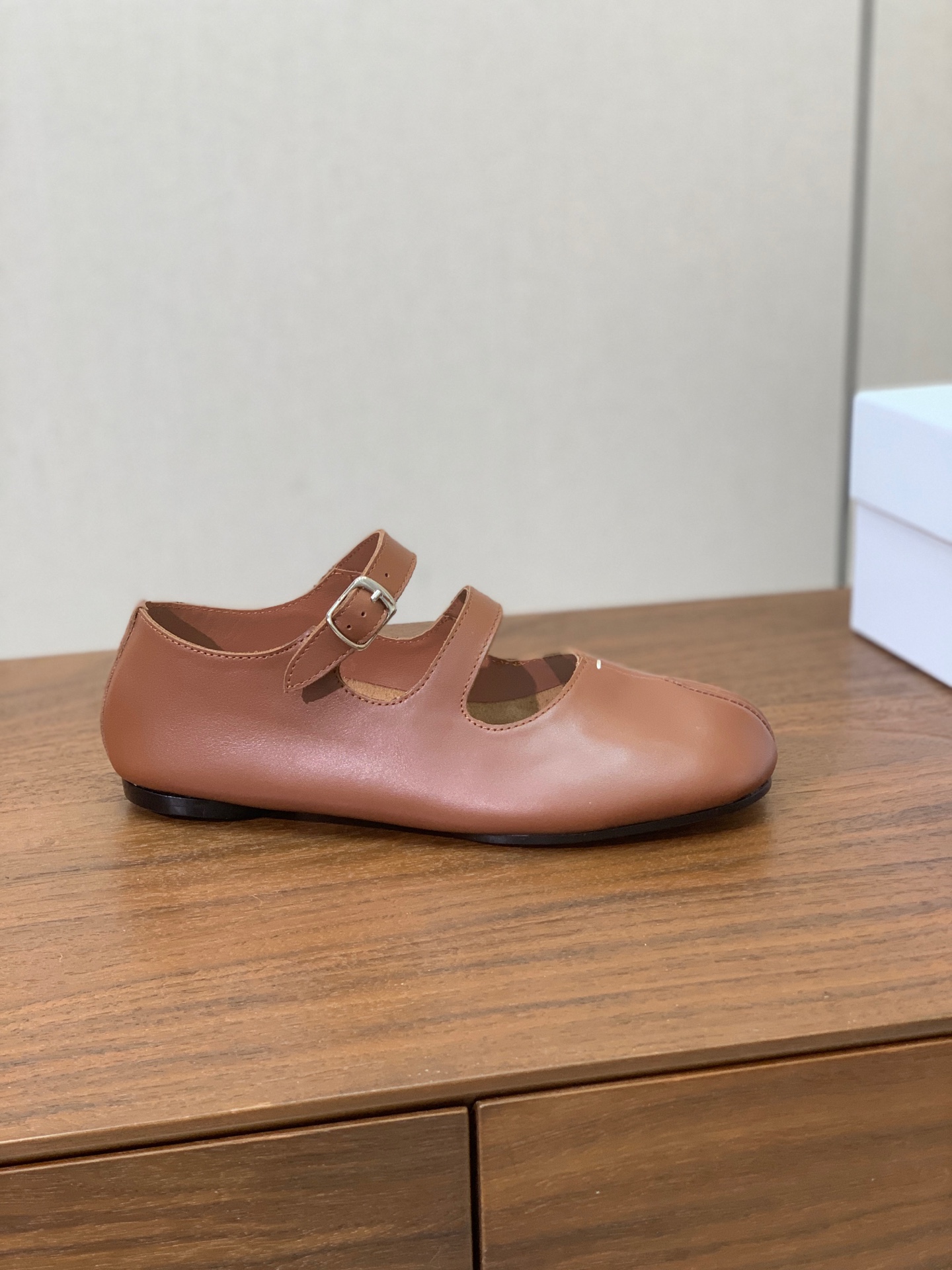 【Maison Margie*a】玛吉拉分趾单鞋。复古韵味，显瘦百搭。鞋面原版植柔羊皮、爆裂皮。羊皮内里及垫脚。真皮大底