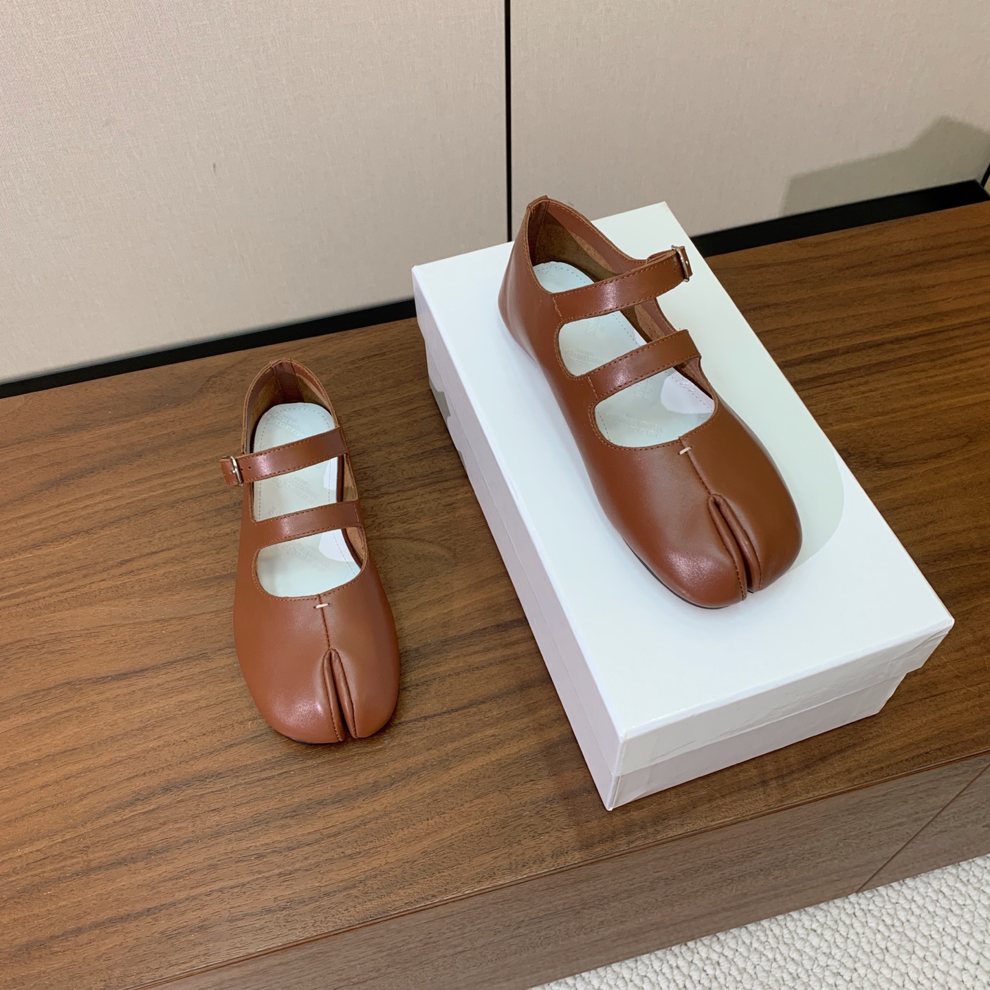 【Maison Margie*a】玛吉拉分趾单鞋。复古韵味，显瘦百搭。鞋面原版植柔羊皮、爆裂皮。羊皮内里及垫脚。真皮大底