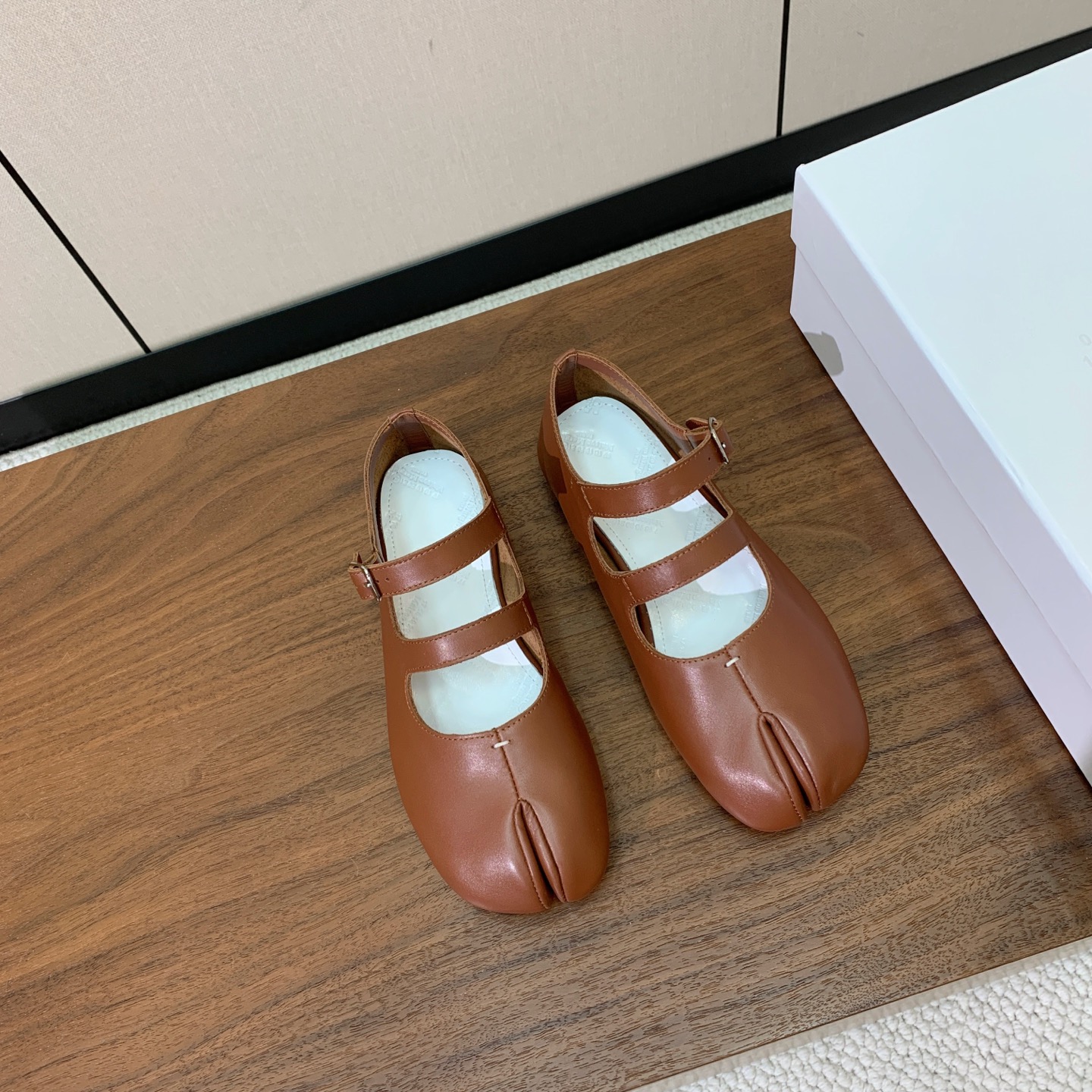 【Maison Margie*a】玛吉拉分趾单鞋。复古韵味，显瘦百搭。鞋面原版植柔羊皮、爆裂皮。羊皮内里及垫脚。真皮大底