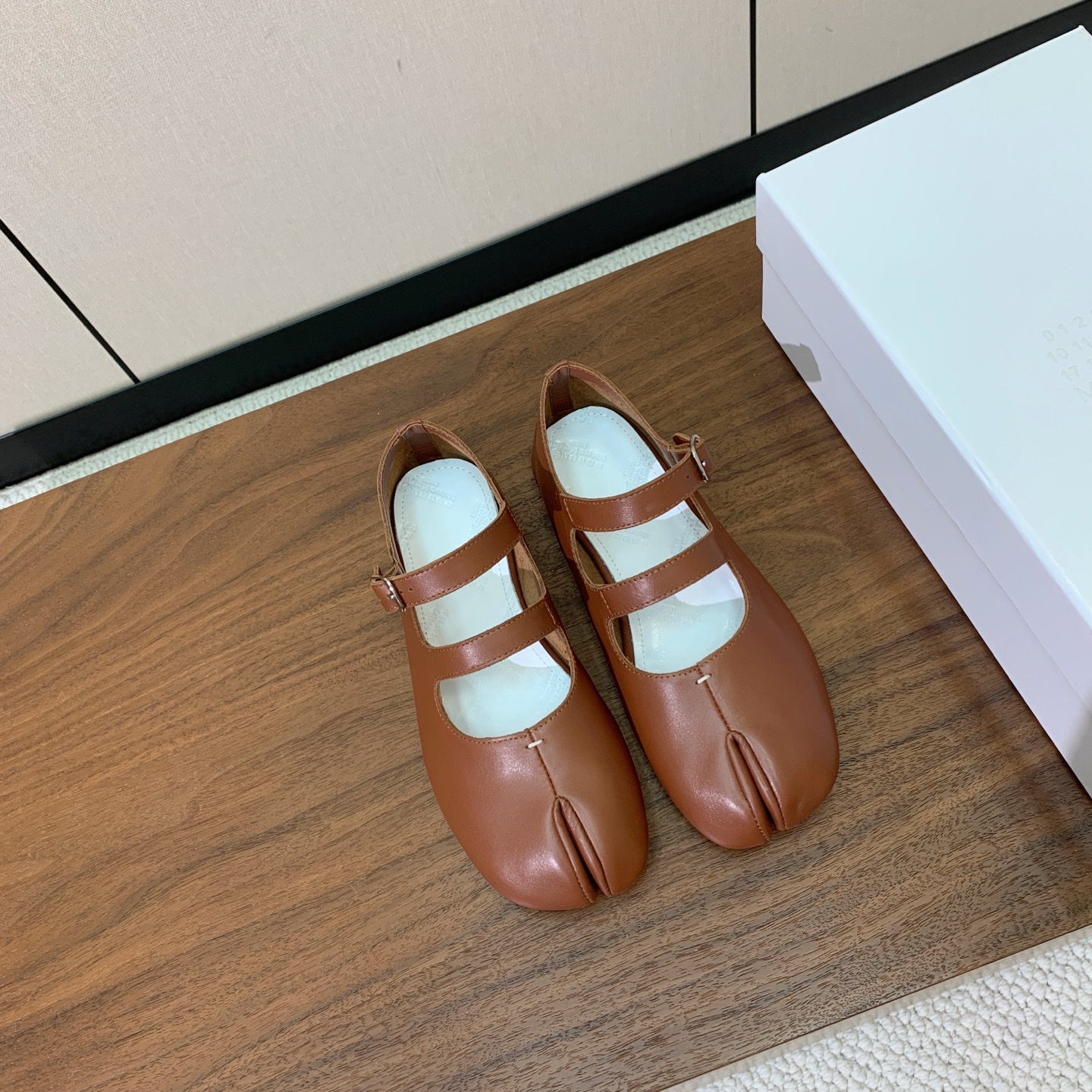 【Maison Margie*a】玛吉拉分趾单鞋。复古韵味，显瘦百搭。鞋面原版植柔羊皮、爆裂皮。羊皮内里及垫脚。真皮大底