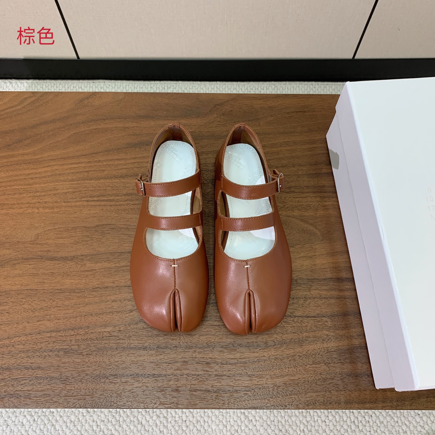【Maison Margie*a】玛吉拉分趾单鞋。复古韵味，显瘦百搭。鞋面原版植柔羊皮、爆裂皮。羊皮内里及垫脚。真皮大底