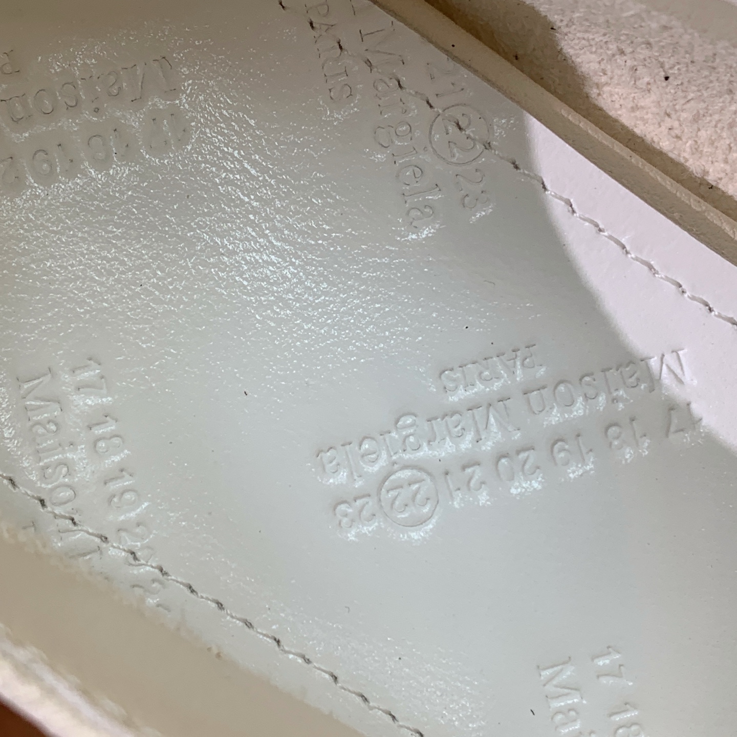 【Maison Margie*a】玛吉拉分趾单鞋。复古韵味，显瘦百搭。鞋面原版植柔羊皮、爆裂皮。羊皮内里及垫脚。真皮大底
