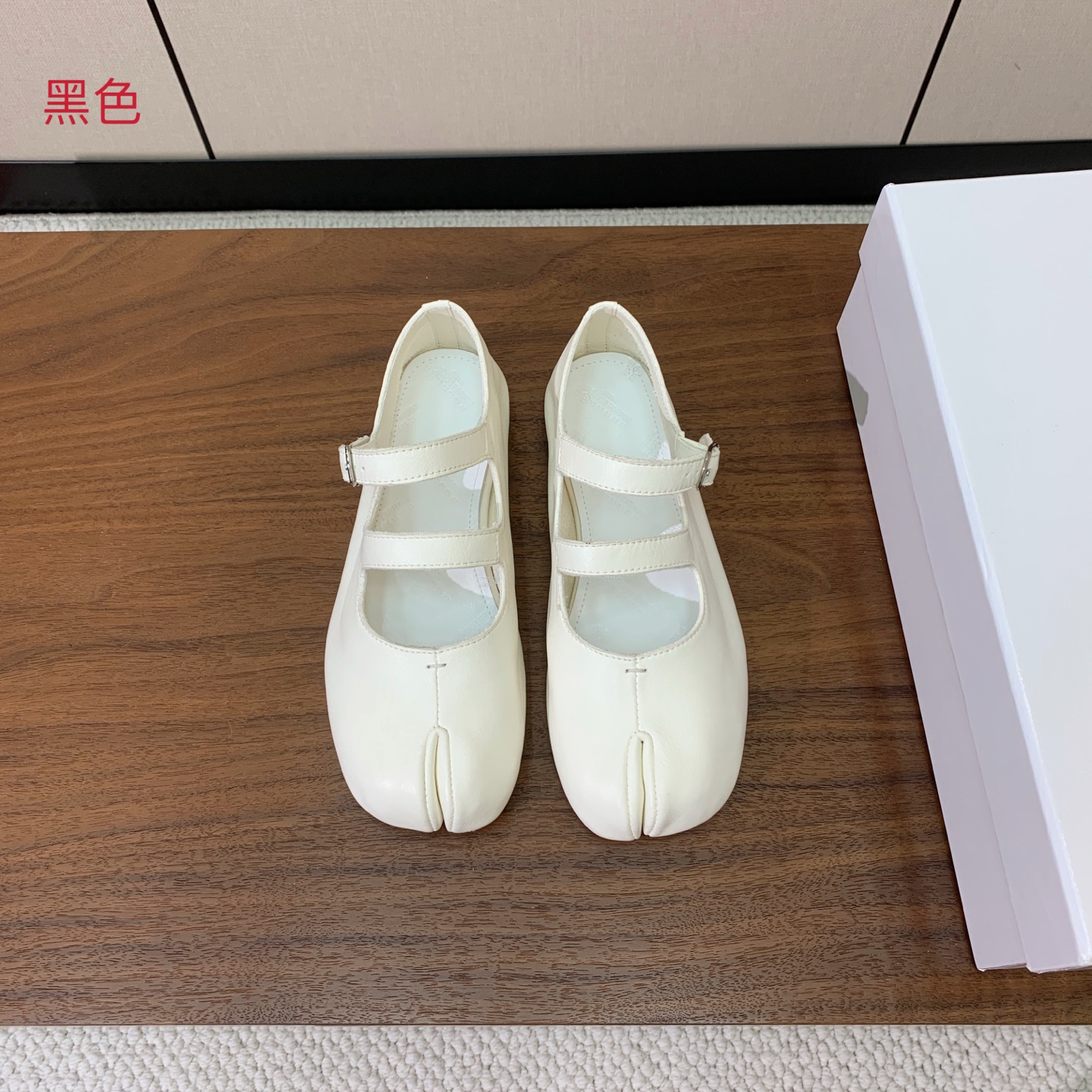 【Maison Margie*a】玛吉拉分趾单鞋。复古韵味，显瘦百搭。鞋面原版植柔羊皮、爆裂皮。羊皮内里及垫脚。真皮大底