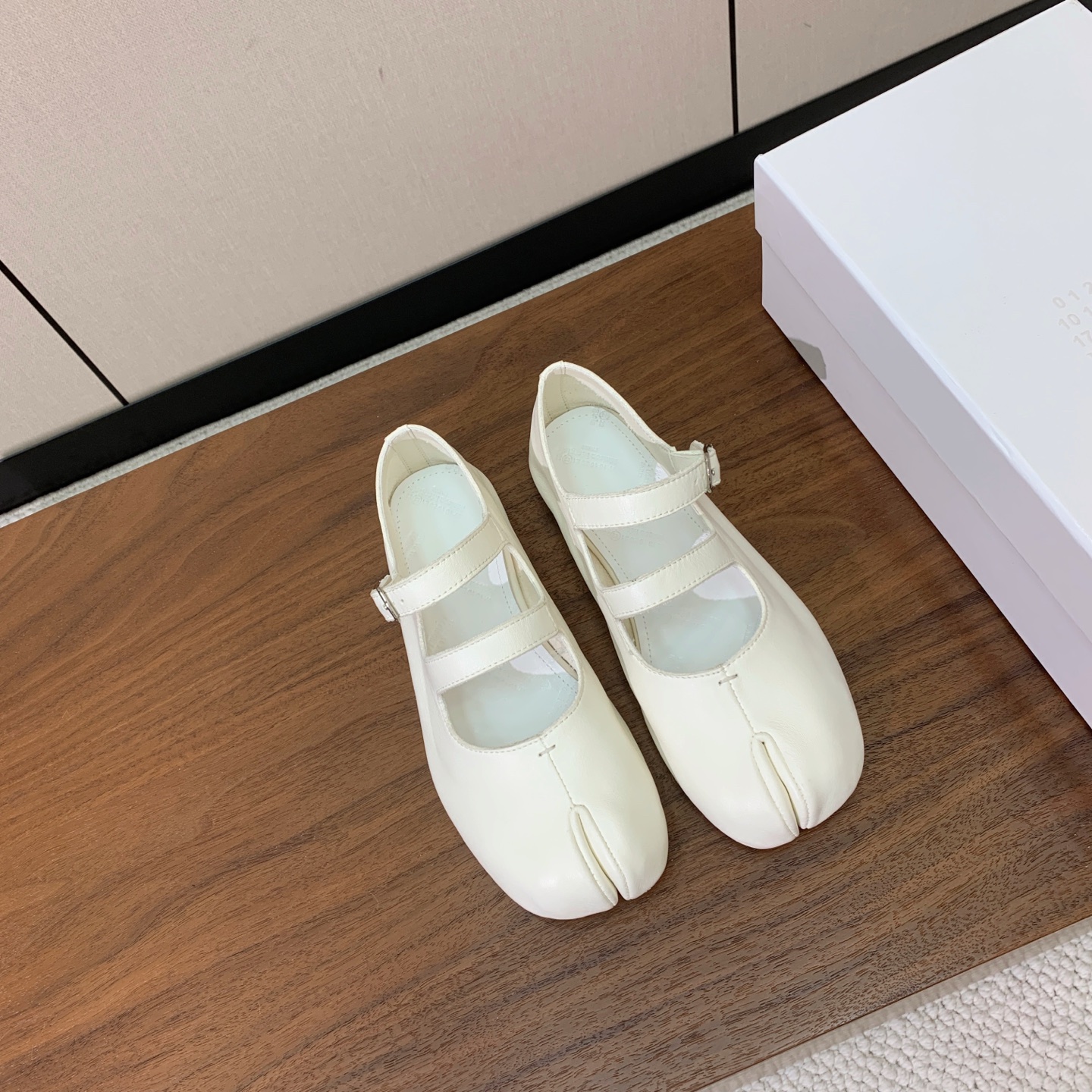 【Maison Margie*a】玛吉拉分趾单鞋。复古韵味，显瘦百搭。鞋面原版植柔羊皮、爆裂皮。羊皮内里及垫脚。真皮大底