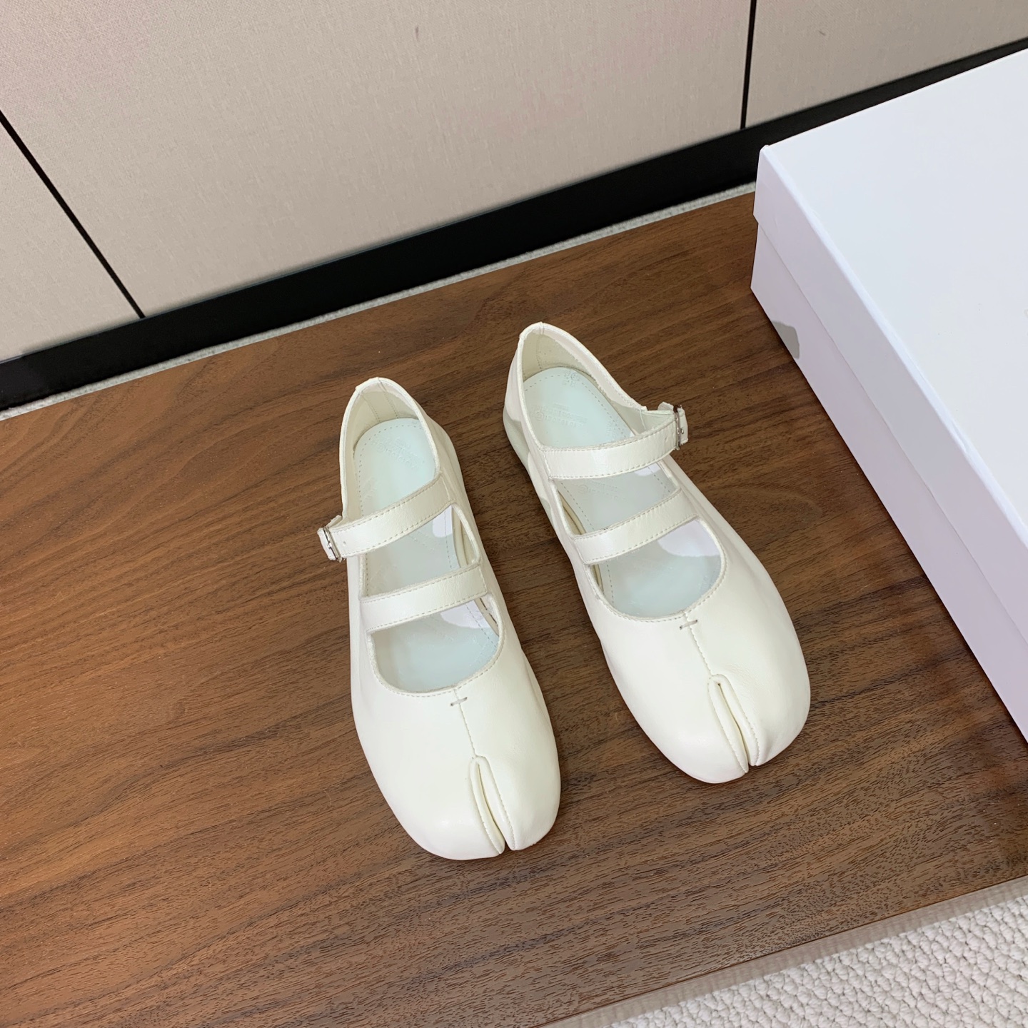 【Maison Margie*a】玛吉拉分趾单鞋。复古韵味，显瘦百搭。鞋面原版植柔羊皮、爆裂皮。羊皮内里及垫脚。真皮大底