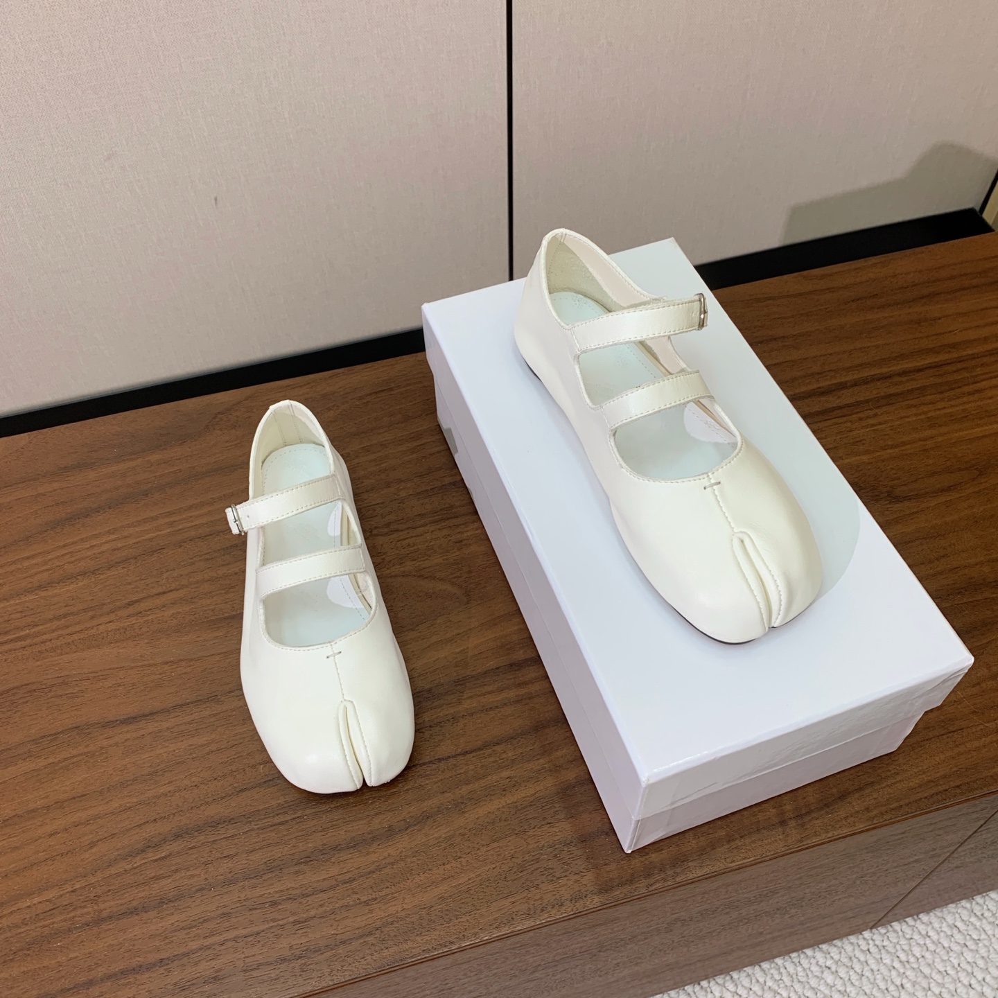 【Maison Margie*a】玛吉拉分趾单鞋。复古韵味，显瘦百搭。鞋面原版植柔羊皮、爆裂皮。羊皮内里及垫脚。真皮大底