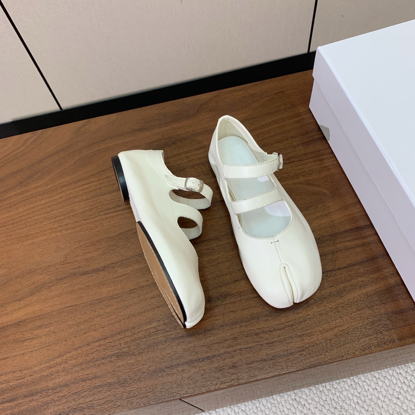 【Maison Margie*a】玛吉拉分趾单鞋。复古韵味，显瘦百搭。鞋面原版植柔羊皮、爆裂皮。羊皮内里及垫脚。真皮大底