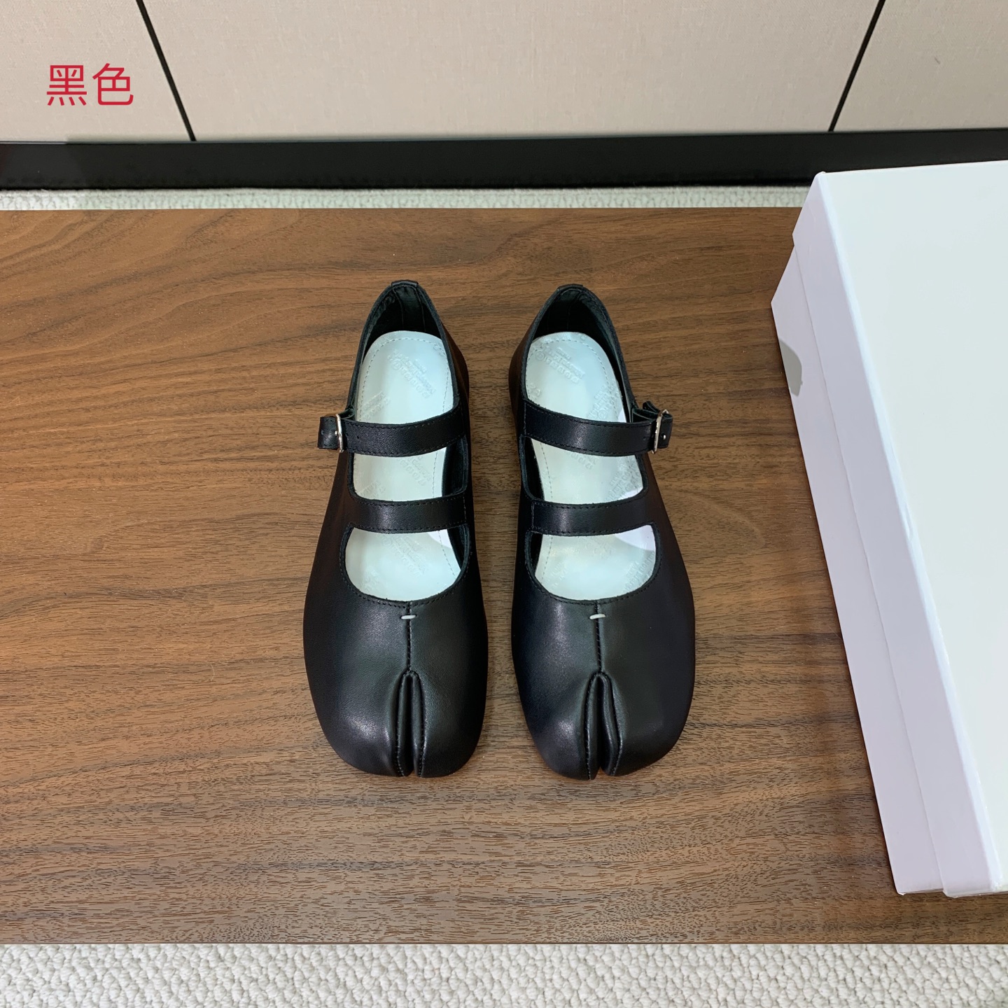 【Maison Margie*a】玛吉拉分趾单鞋。复古韵味，显瘦百搭。鞋面原版植柔羊皮、爆裂皮。羊皮内里及垫脚。真皮大底