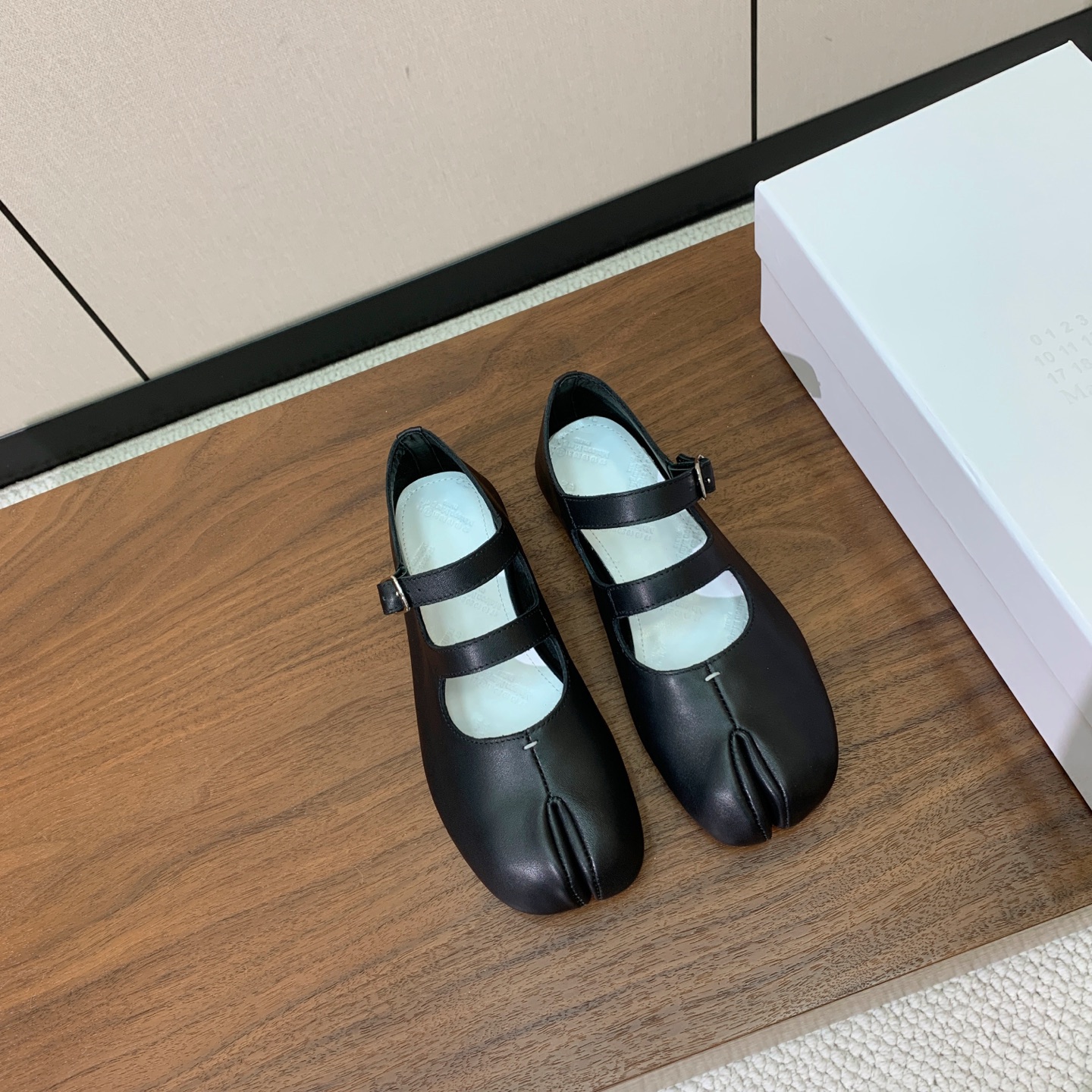 【Maison Margie*a】玛吉拉分趾单鞋。复古韵味，显瘦百搭。鞋面原版植柔羊皮、爆裂皮。羊皮内里及垫脚。真皮大底