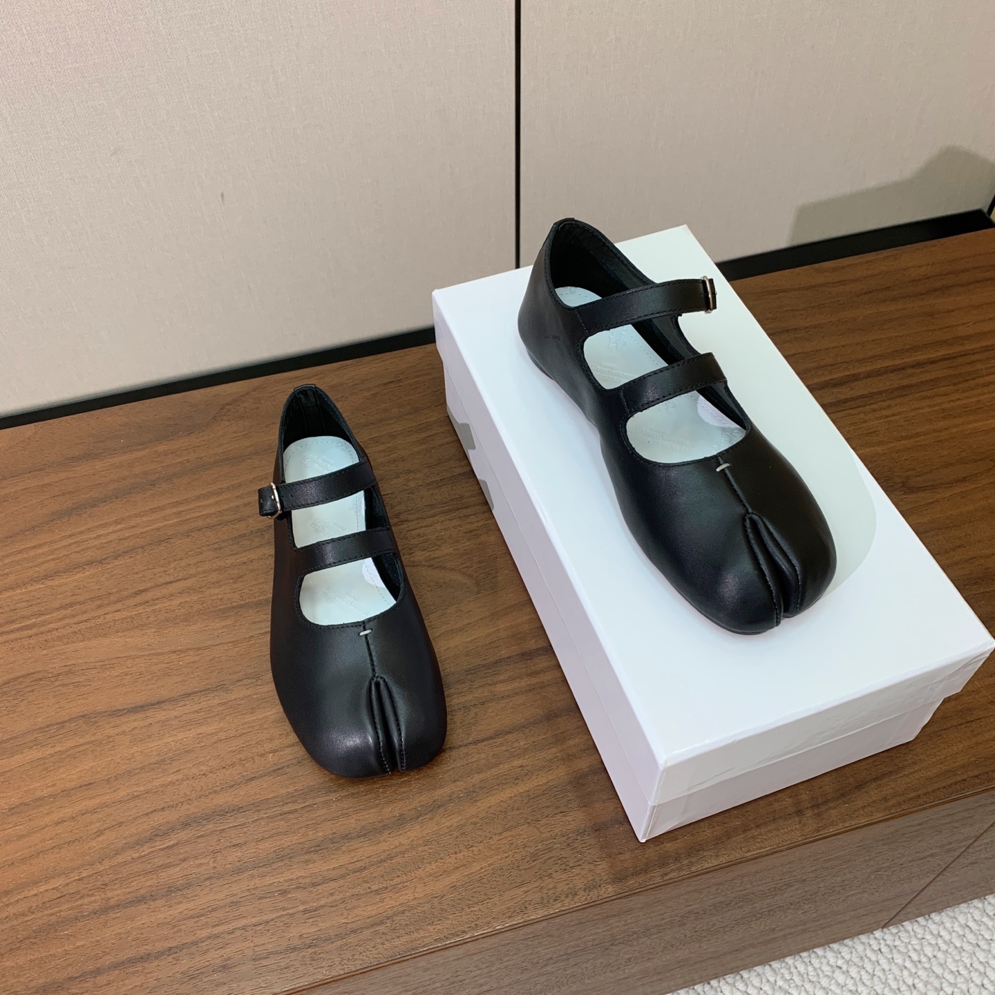 【Maison Margie*a】玛吉拉分趾单鞋。复古韵味，显瘦百搭。鞋面原版植柔羊皮、爆裂皮。羊皮内里及垫脚。真皮大底