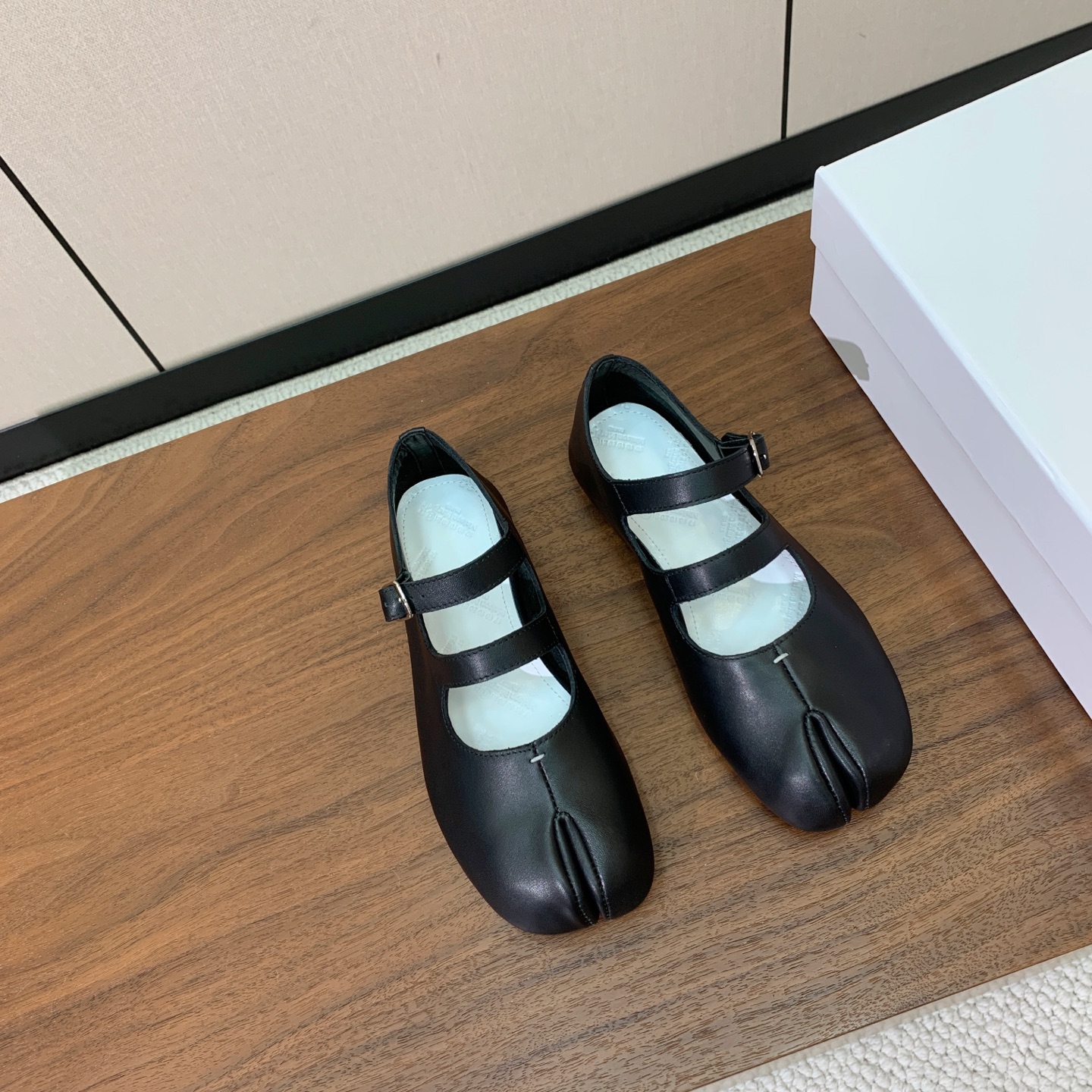 【Maison Margie*a】玛吉拉分趾单鞋。复古韵味，显瘦百搭。鞋面原版植柔羊皮、爆裂皮。羊皮内里及垫脚。真皮大底