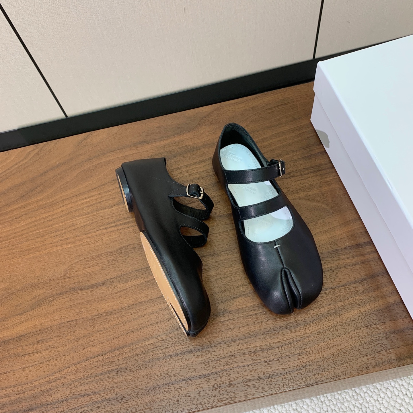 【Maison Margie*a】玛吉拉分趾单鞋。复古韵味，显瘦百搭。鞋面原版植柔羊皮、爆裂皮。羊皮内里及垫脚。真皮大底