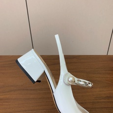 【MiuM*u】玛丽珍单鞋。此款呈现浪漫的设计风格和精致的细节。采用链条式鞋面饰带闭合设计,点缀仿珍珠装饰,优雅闪耀。鞋 【MiuM*u】玛丽珍单鞋。此款呈现浪漫的设计风格和精致的细节。采用链条式鞋面饰带闭合设计,点缀仿珍珠装饰,优雅闪耀。鞋