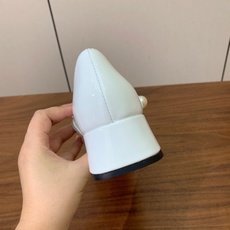 【MiuM*u】玛丽珍单鞋。此款呈现浪漫的设计风格和精致的细节。采用链条式鞋面饰带闭合设计,点缀仿珍珠装饰,优雅闪耀。鞋 【MiuM*u】玛丽珍单鞋。此款呈现浪漫的设计风格和精致的细节。采用链条式鞋面饰带闭合设计,点缀仿珍珠装饰,优雅闪耀。鞋