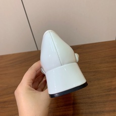 【MiuM*u】玛丽珍单鞋。此款呈现浪漫的设计风格和精致的细节。采用链条式鞋面饰带闭合设计,点缀仿珍珠装饰,优雅闪耀。鞋 【MiuM*u】玛丽珍单鞋。此款呈现浪漫的设计风格和精致的细节。采用链条式鞋面饰带闭合设计,点缀仿珍珠装饰,优雅闪耀。鞋