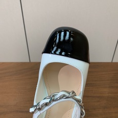 【MiuM*u】玛丽珍单鞋。此款呈现浪漫的设计风格和精致的细节。采用链条式鞋面饰带闭合设计,点缀仿珍珠装饰,优雅闪耀。鞋 【MiuM*u】玛丽珍单鞋。此款呈现浪漫的设计风格和精致的细节。采用链条式鞋面饰带闭合设计,点缀仿珍珠装饰,优雅闪耀。鞋