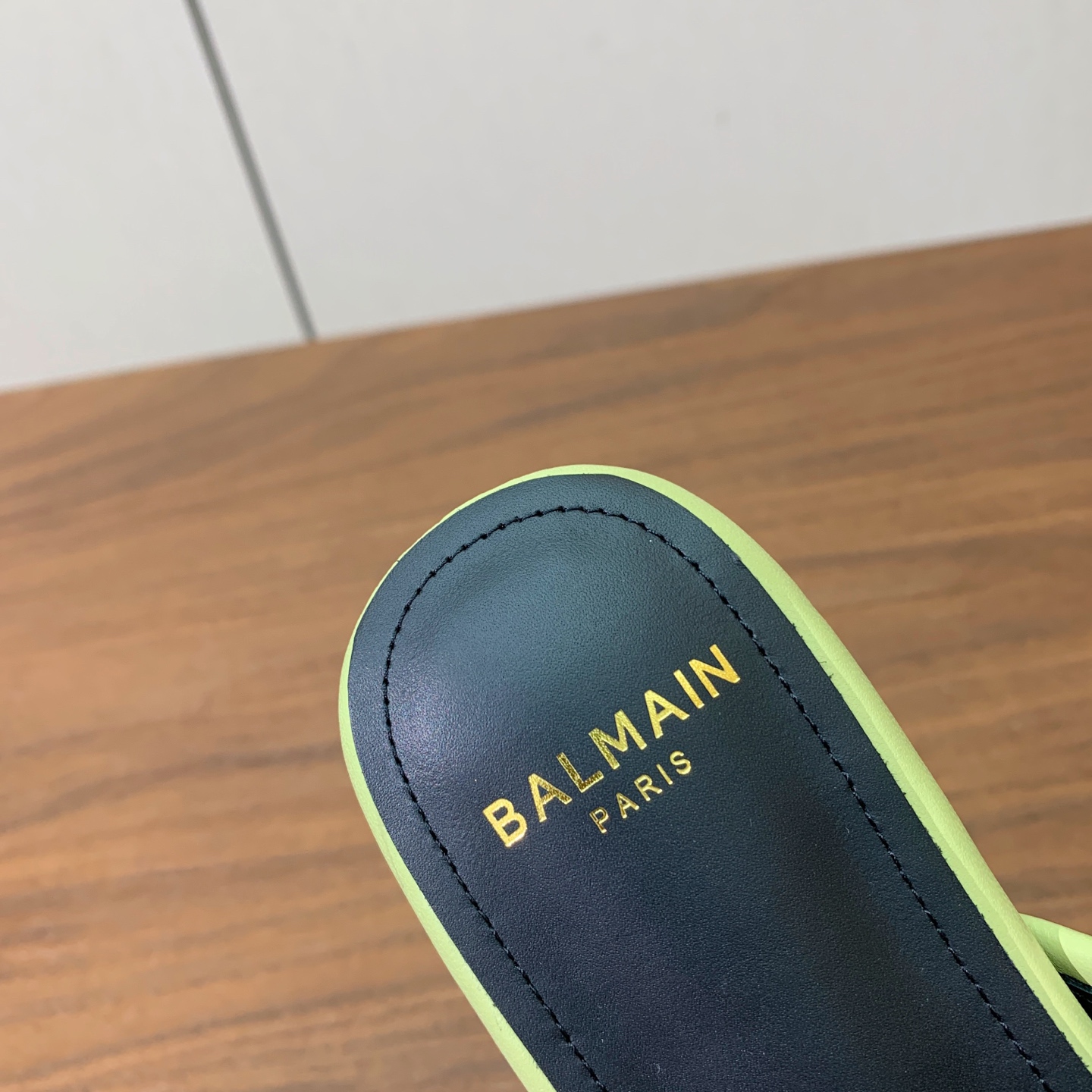 【Bal*ain】平底拖鞋。愈发別致出众，无敌气场、无敌好看。鞋面牛皮➕编织材料。原版开模金属扣，牛皮垫脚。意大利进口真