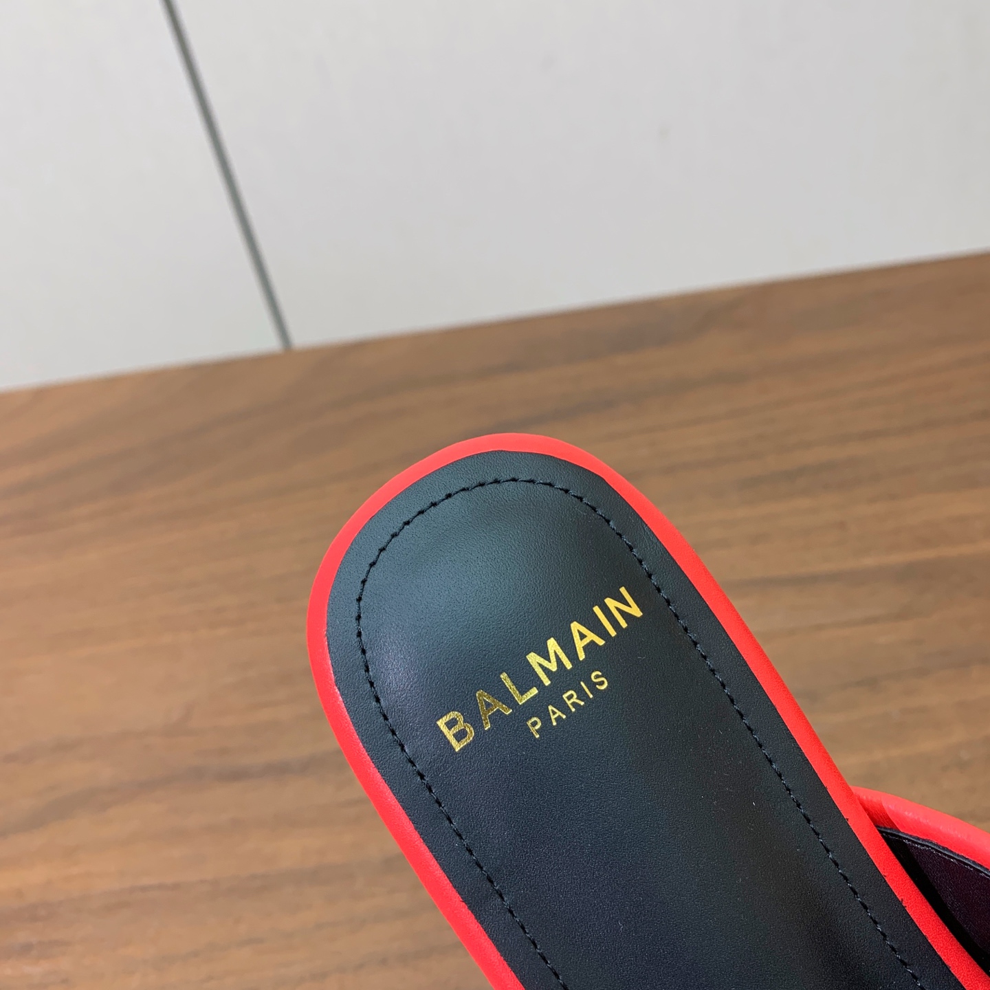 【Bal*ain】平底拖鞋。愈发別致出众，无敌气场、无敌好看。鞋面牛皮➕编织材料。原版开模金属扣，牛皮垫脚。意大利进口真