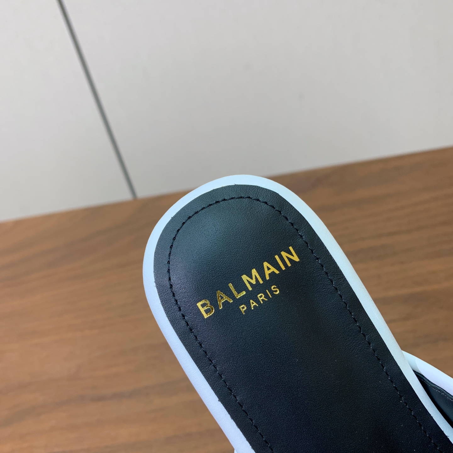 【Bal*ain】平底拖鞋。愈发別致出众，无敌气场、无敌好看。鞋面牛皮➕编织材料。原版开模金属扣，牛皮垫脚。意大利进口真