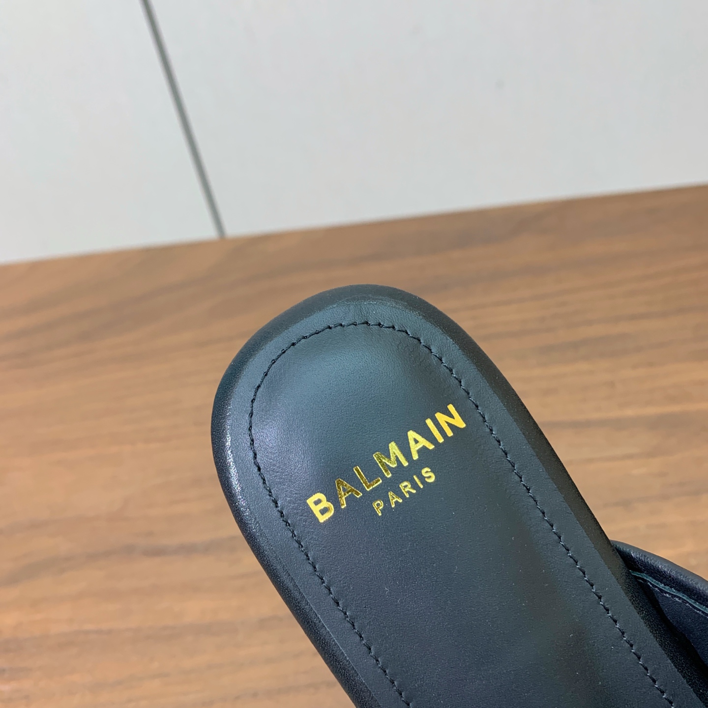 【Bal*ain】平底拖鞋。愈发別致出众，无敌气场、无敌好看。鞋面牛皮➕编织材料。原版开模金属扣，牛皮垫脚。意大利进口真