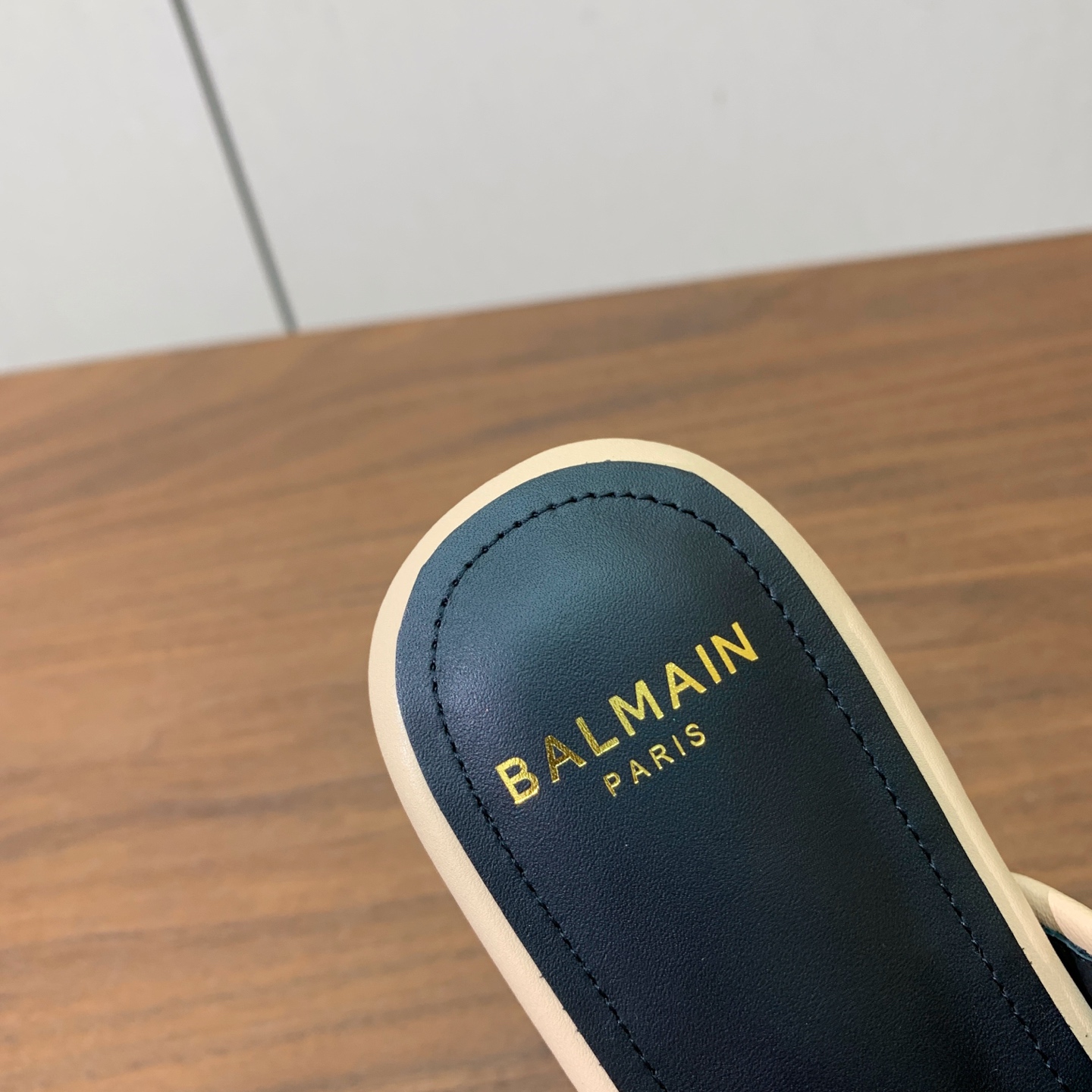 【Bal*ain】平底拖鞋。愈发別致出众，无敌气场、无敌好看。鞋面牛皮➕编织材料。原版开模金属扣，牛皮垫脚。意大利进口真
