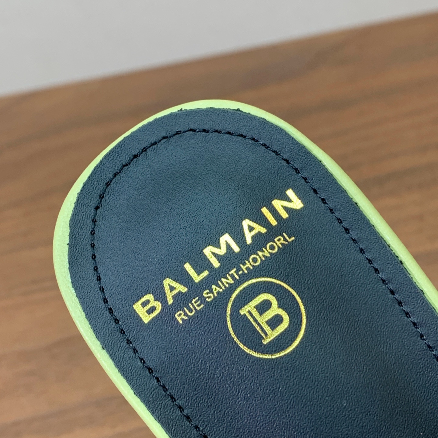 【Bal*ain】水台拖鞋。愈发別致出众，无敌气场、无敌好看。鞋面牛皮➕编织材料。牛皮垫脚。真皮大底。跟高10.5cm 