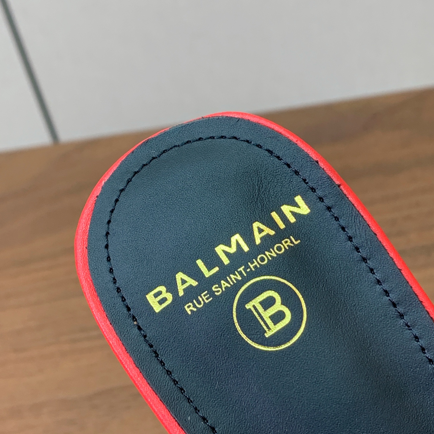 【Bal*ain】水台拖鞋。愈发別致出众，无敌气场、无敌好看。鞋面牛皮➕编织材料。牛皮垫脚。真皮大底。跟高10.5cm 