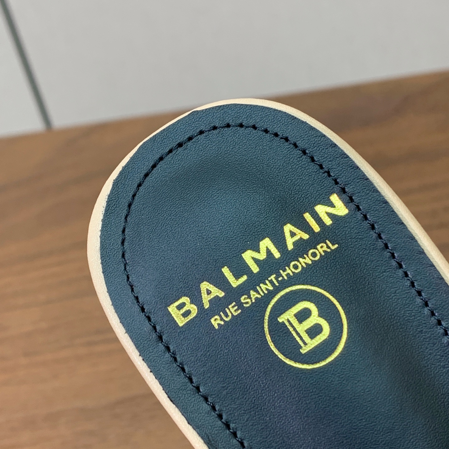 【Bal*ain】水台拖鞋。愈发別致出众，无敌气场、无敌好看。鞋面牛皮➕编织材料。牛皮垫脚。真皮大底。跟高10.5cm 