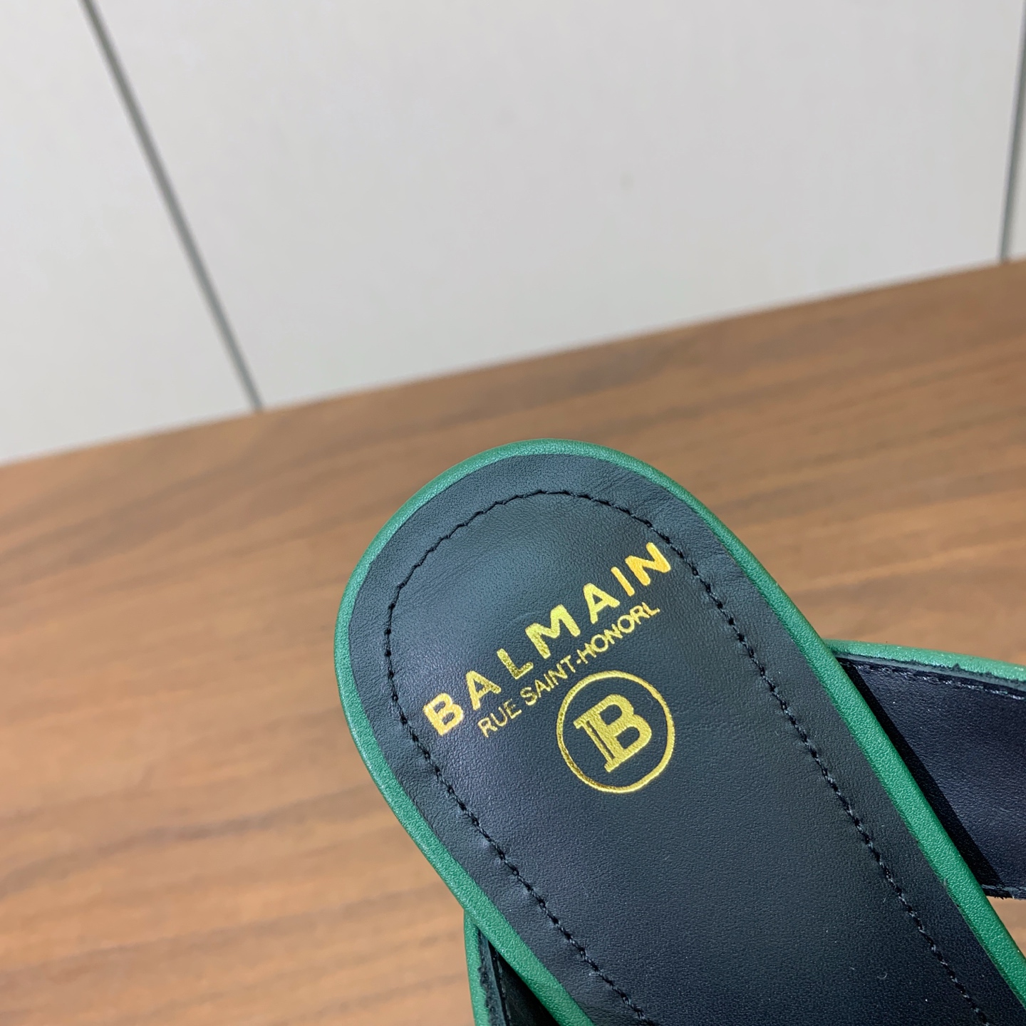 【Bal*ain】走秀定制刺绣logo布高跟拖鞋。愈发別致出众,无敌气场、无敌好看。 材质:鞋面定制logo刺绣布,牛皮 【Bal*ain】走秀定制刺绣logo布高跟拖鞋。愈发別致出众,无敌气场、无敌好看。 材质:鞋面定制logo刺绣布,牛皮