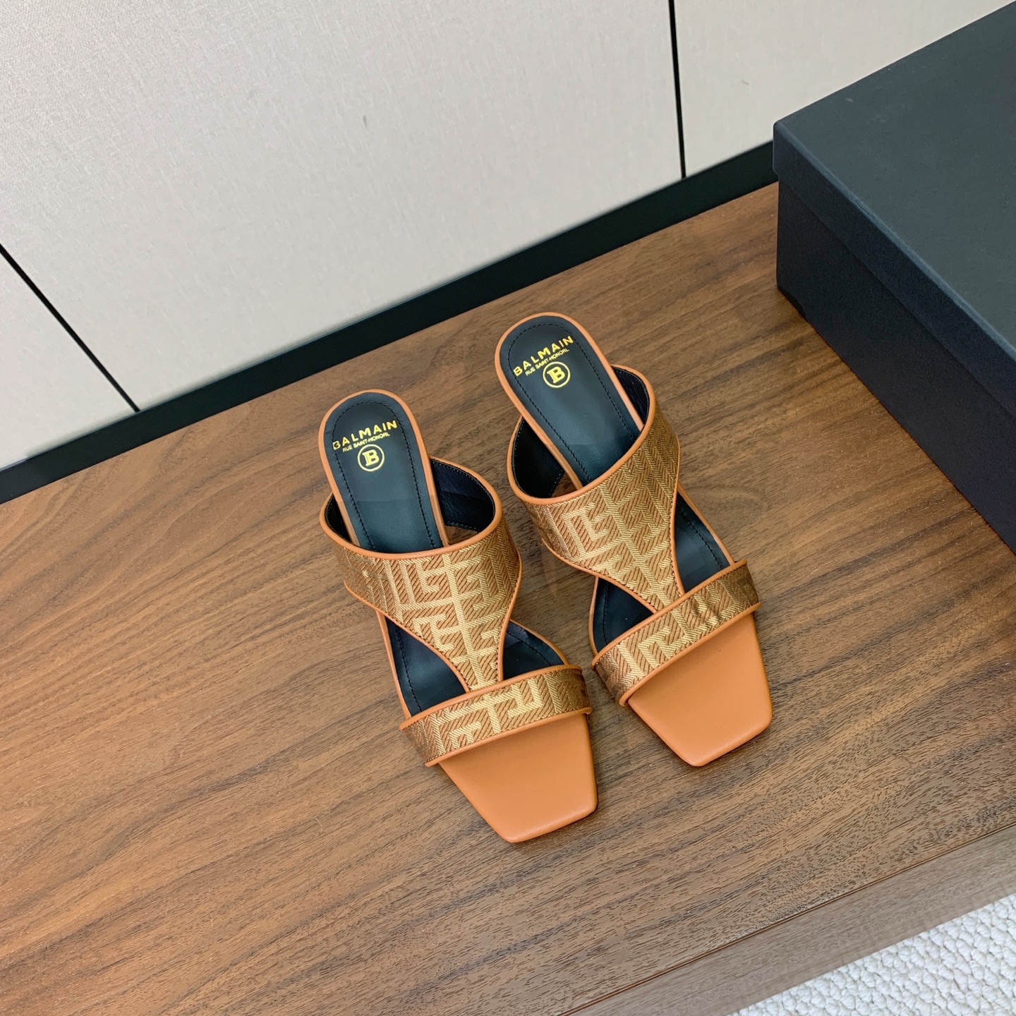 【Bal*ain】走秀定制刺绣logo布高跟拖鞋。愈发別致出众,无敌气场、无敌好看。 材质:鞋面定制logo刺绣布,牛皮 【Bal*ain】走秀定制刺绣logo布高跟拖鞋。愈发別致出众,无敌气场、无敌好看。 材质:鞋面定制logo刺绣布,牛皮