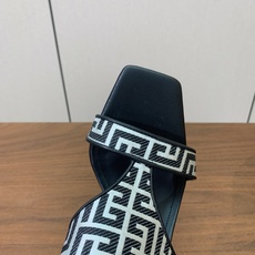 【Bal*ain】走秀定制刺绣logo布高跟拖鞋。愈发別致出众,无敌气场、无敌好看。 材质:鞋面定制logo刺绣布,牛皮 【Bal*ain】走秀定制刺绣logo布高跟拖鞋。愈发別致出众,无敌气场、无敌好看。 材质:鞋面定制logo刺绣布,牛皮