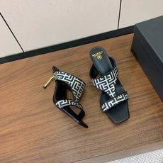【Bal*ain】走秀定制刺绣logo布高跟拖鞋。愈发別致出众,无敌气场、无敌好看。 材质:鞋面定制logo刺绣布,牛皮 【Bal*ain】走秀定制刺绣logo布高跟拖鞋。愈发別致出众,无敌气场、无敌好看。 材质:鞋面定制logo刺绣布,牛皮