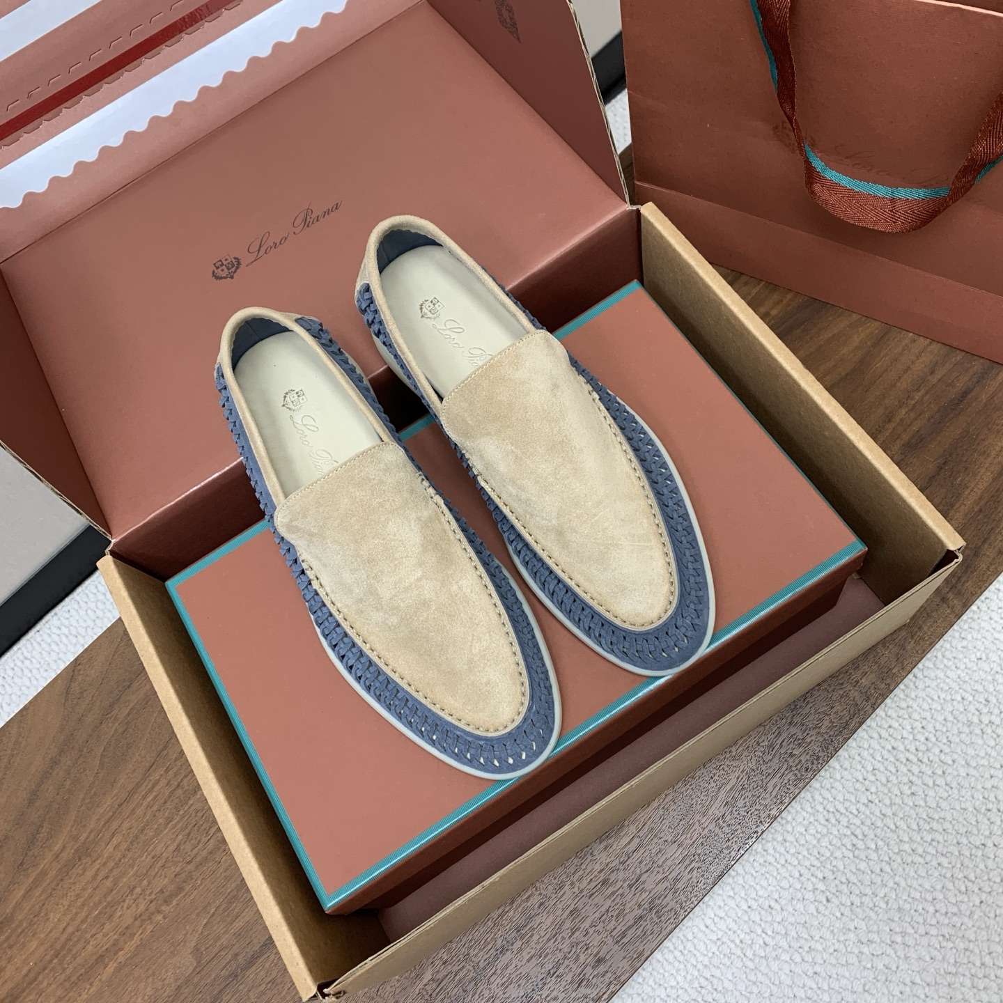 【Loro Piana】顶级版本男款编织乐福鞋,原版一比一。品牌低调奢华柔软一贯纯色简约的设计风格。皮质柔软舒适度极高 【Loro Piana】顶级版本男款编织乐福鞋,原版一比一。品牌低调奢华柔软一贯纯色简约的设计风格。皮质柔软舒适度极高