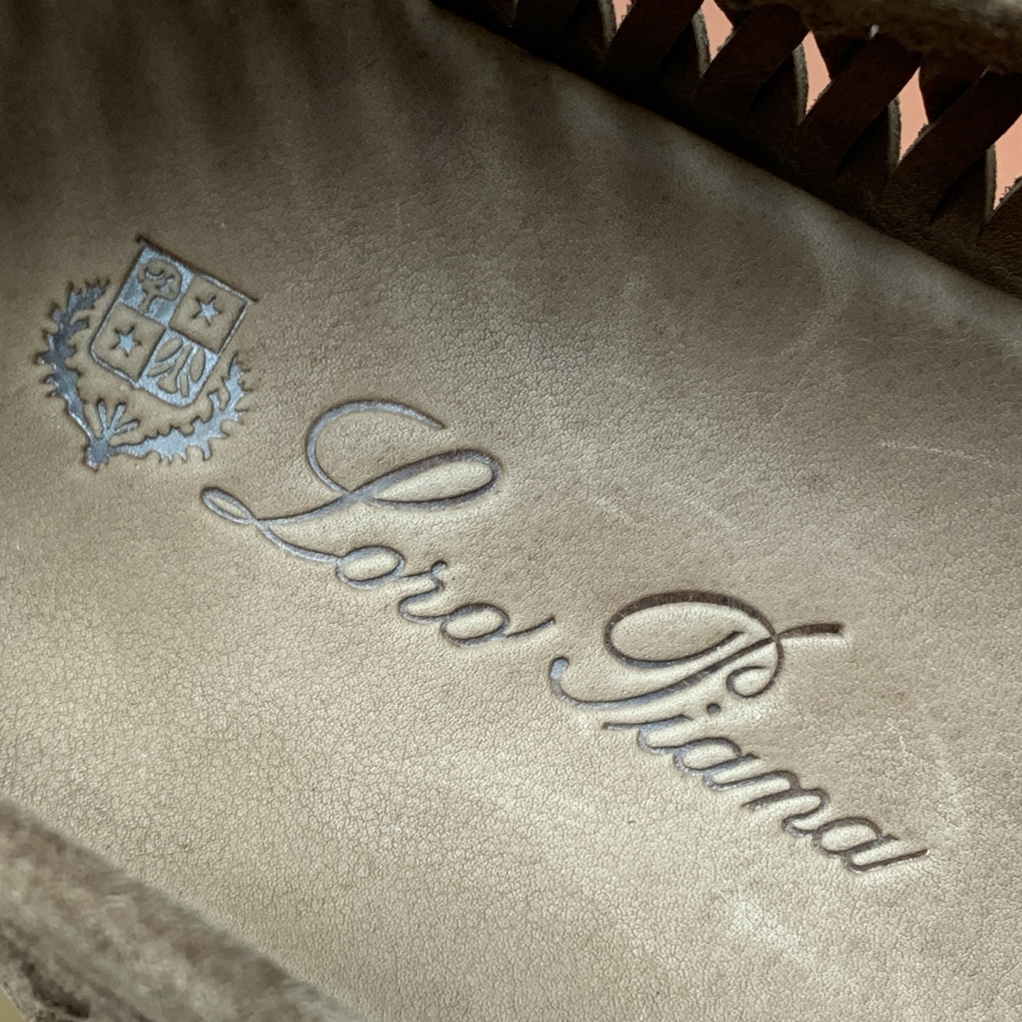 【Loro Piana】顶级版编织乐福鞋,原版一比一。品牌低调奢华柔软一贯纯色简约的设计风格。皮质柔软舒适度极高 材质: 【Loro Piana】顶级版编织乐福鞋,原版一比一。品牌低调奢华柔软一贯纯色简约的设计风格。皮质柔软舒适度极高 材质: