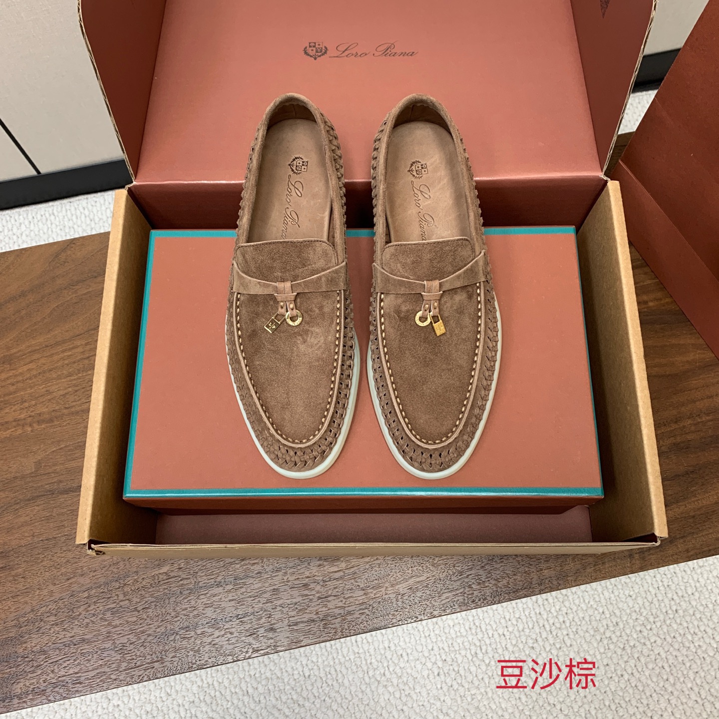 【Loro Piana】顶级版编织乐福鞋，原版一比一。品牌低调奢华柔软一贯纯色简约的设计风格。皮质柔软舒适度极高 材质：