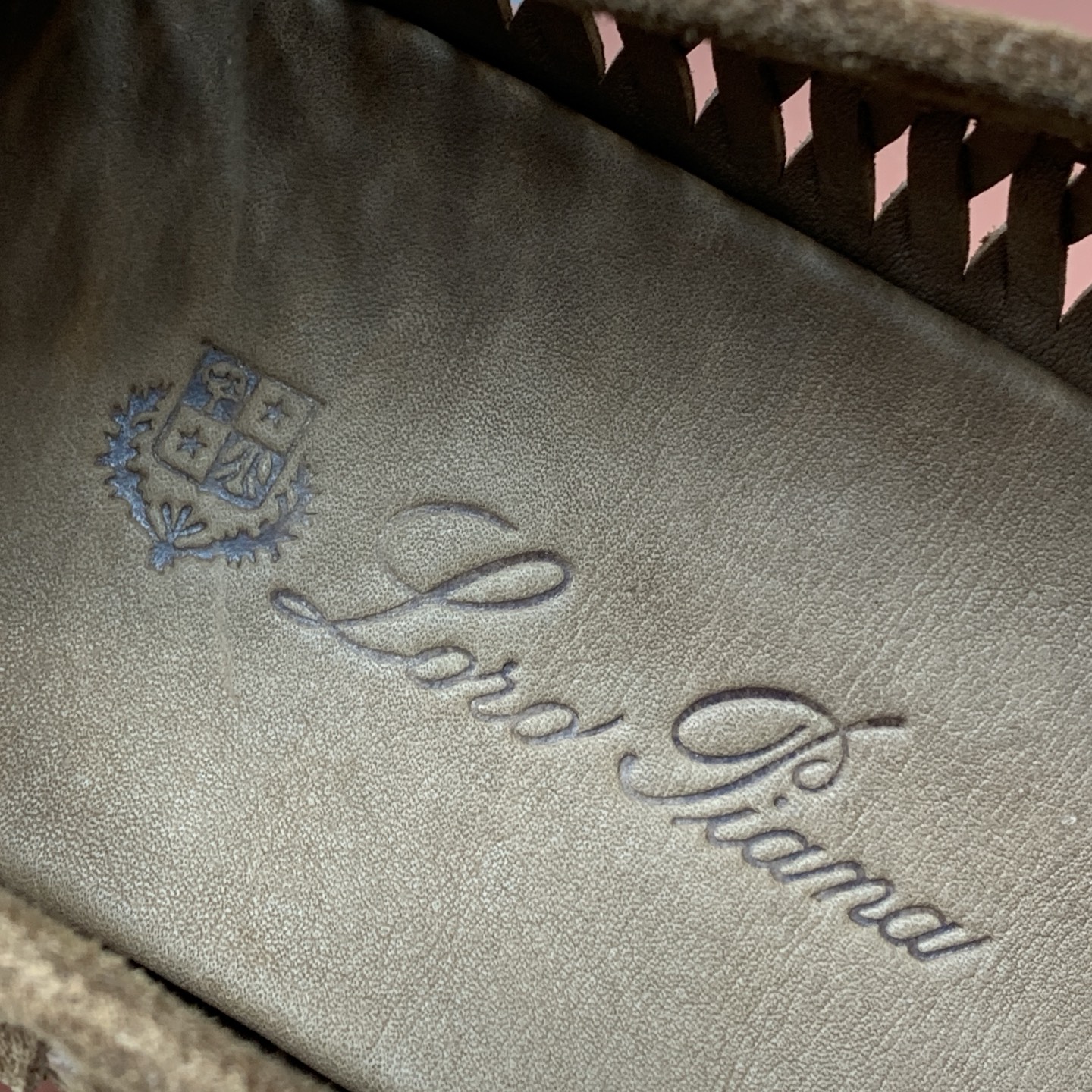 【Loro Piana】顶级版编织乐福鞋,原版一比一。品牌低调奢华柔软一贯纯色简约的设计风格。皮质柔软舒适度极高 材质: 【Loro Piana】顶级版编织乐福鞋,原版一比一。品牌低调奢华柔软一贯纯色简约的设计风格。皮质柔软舒适度极高 材质: