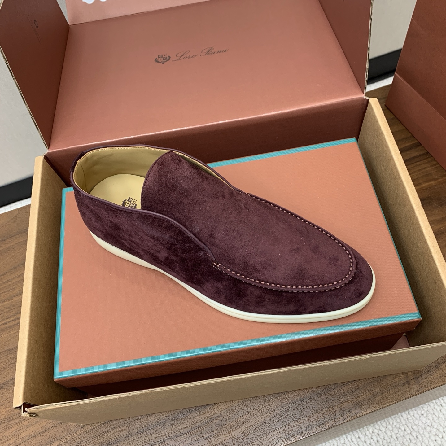 【Loro Piana】情侣款顶级版本高帮乐福鞋,原版一比一。品牌低调奢华柔软一贯纯色简约的设计风格。皮质柔软舒适度极高 【Loro Piana】情侣款顶级版本高帮乐福鞋,原版一比一。品牌低调奢华柔软一贯纯色简约的设计风格。皮质柔软舒适度极高