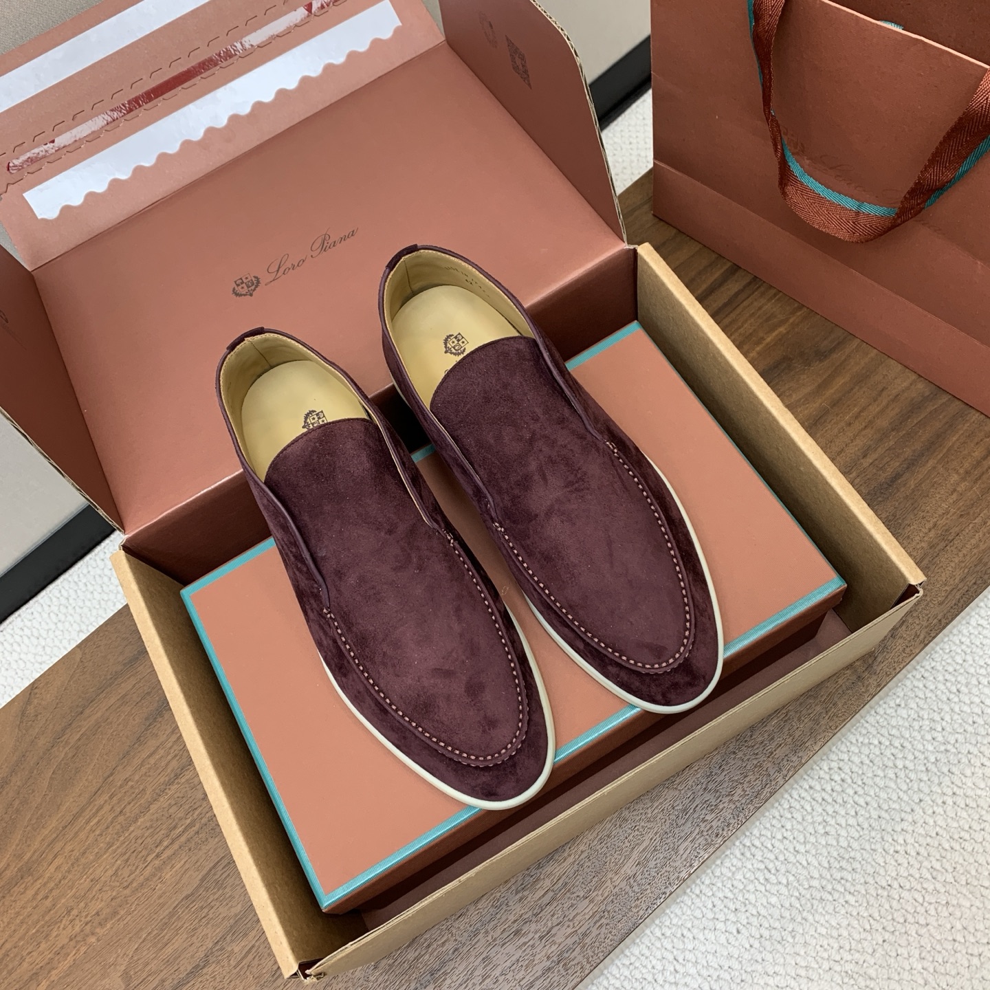 【Loro Piana】情侣款顶级版本高帮乐福鞋,原版一比一。品牌低调奢华柔软一贯纯色简约的设计风格。皮质柔软舒适度极高 【Loro Piana】情侣款顶级版本高帮乐福鞋,原版一比一。品牌低调奢华柔软一贯纯色简约的设计风格。皮质柔软舒适度极高