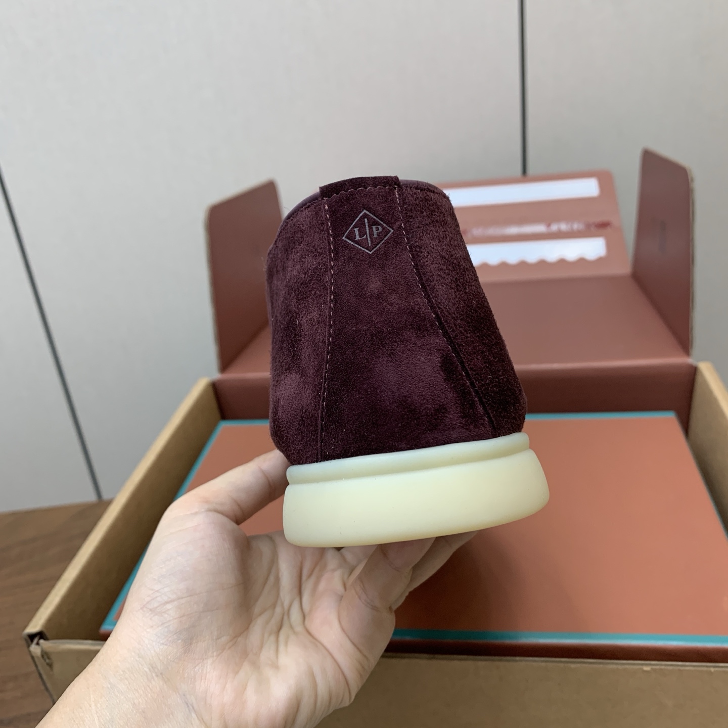 【Loro Piana】情侣款顶级版本高帮乐福鞋,原版一比一。品牌低调奢华柔软一贯纯色简约的设计风格。皮质柔软舒适度极高 【Loro Piana】情侣款顶级版本高帮乐福鞋,原版一比一。品牌低调奢华柔软一贯纯色简约的设计风格。皮质柔软舒适度极高