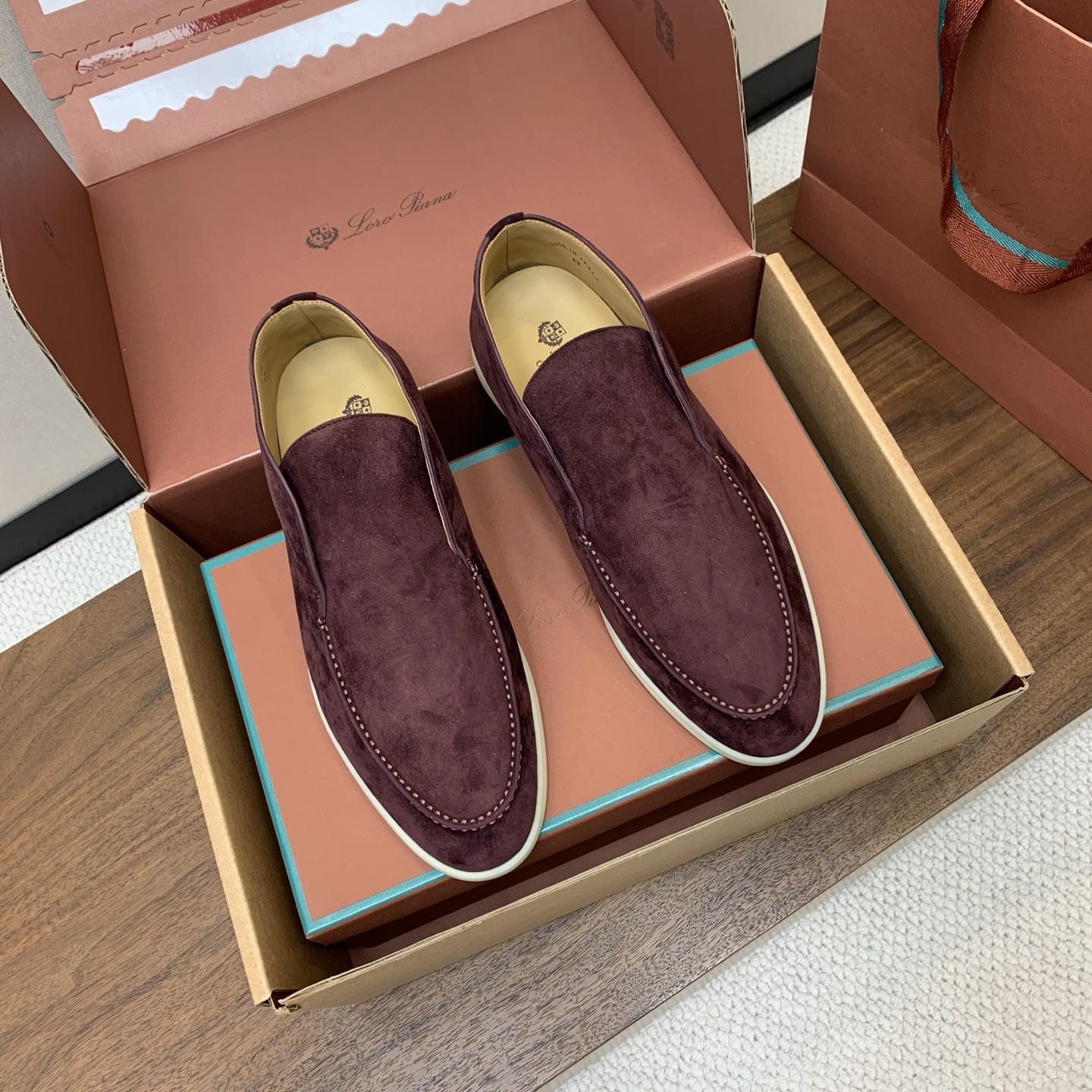 【Loro Piana】情侣款顶级版本高帮乐福鞋,原版一比一。品牌低调奢华柔软一贯纯色简约的设计风格。皮质柔软舒适度极高 【Loro Piana】情侣款顶级版本高帮乐福鞋,原版一比一。品牌低调奢华柔软一贯纯色简约的设计风格。皮质柔软舒适度极高