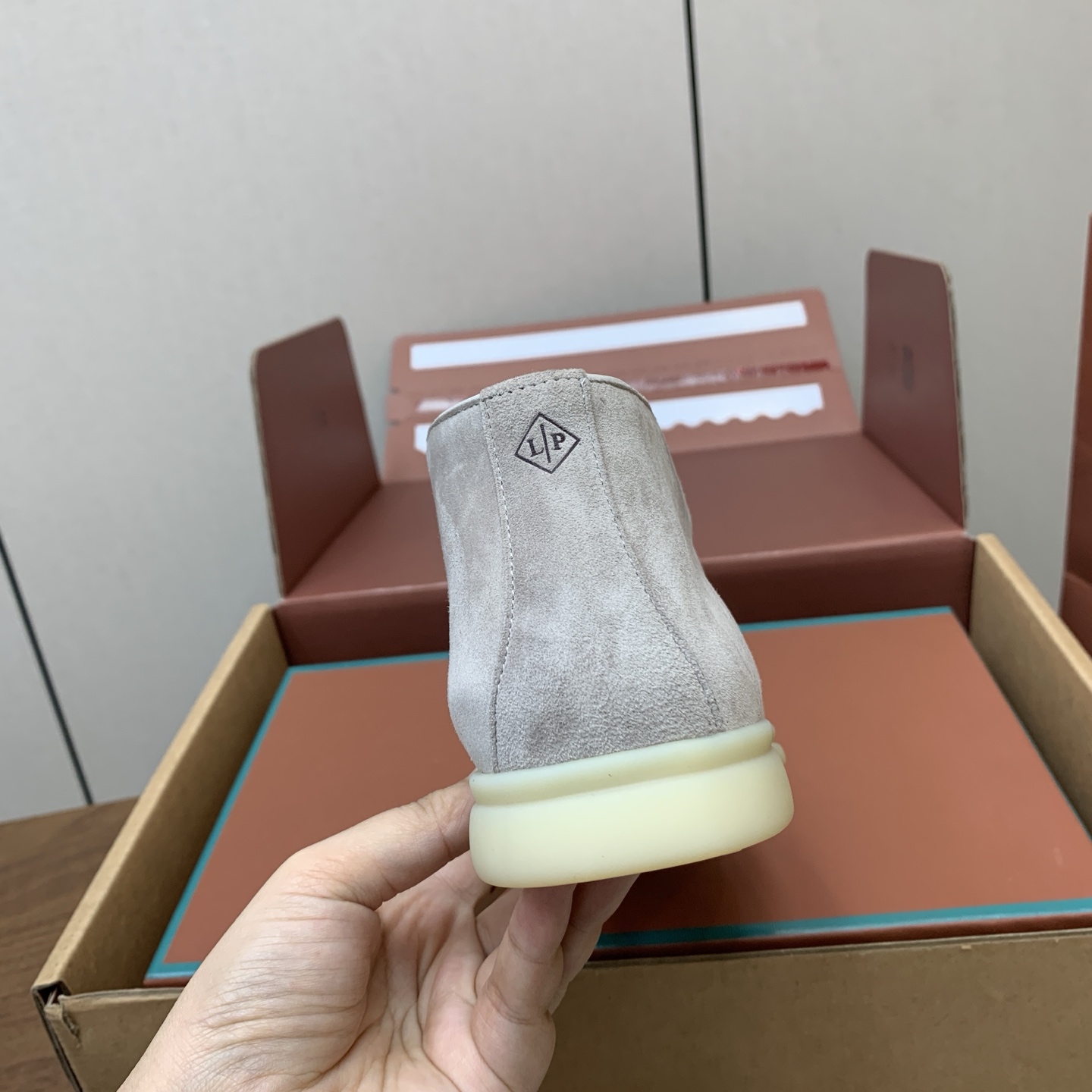【Loro Piana】情侣款顶级版本高帮乐福鞋,原版一比一。品牌低调奢华柔软一贯纯色简约的设计风格。皮质柔软舒适度极高 【Loro Piana】情侣款顶级版本高帮乐福鞋,原版一比一。品牌低调奢华柔软一贯纯色简约的设计风格。皮质柔软舒适度极高