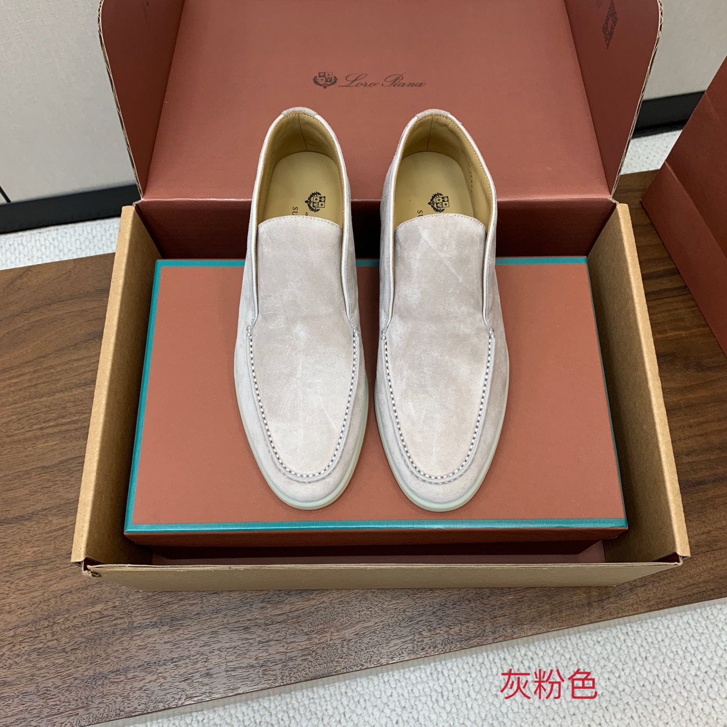 【Loro Piana】情侣款顶级版本高帮乐福鞋，原版一比一。品牌低调奢华柔软一贯纯色简约的设计风格。皮质柔软舒适度极高
