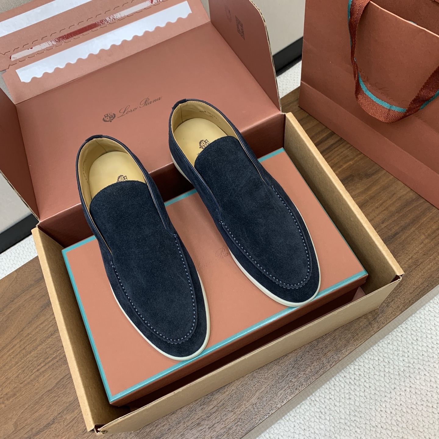 【Loro Piana】情侣款顶级版本高帮乐福鞋,原版一比一。品牌低调奢华柔软一贯纯色简约的设计风格。皮质柔软舒适度极高 【Loro Piana】情侣款顶级版本高帮乐福鞋,原版一比一。品牌低调奢华柔软一贯纯色简约的设计风格。皮质柔软舒适度极高