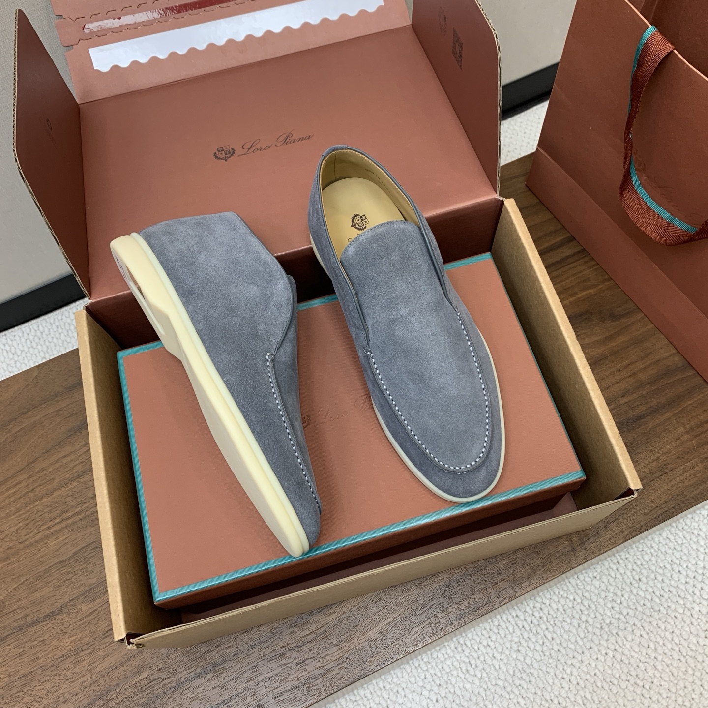 【Loro Piana】情侣款顶级版本高帮乐福鞋，原版一比一。品牌低调奢华柔软一贯纯色简约的设计风格。皮质柔软舒适度极高