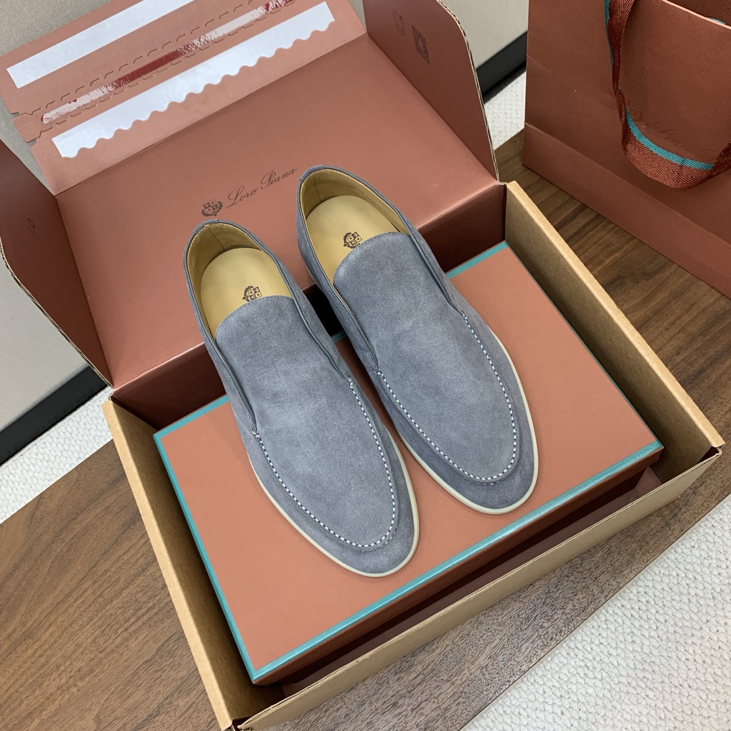 【Loro Piana】情侣款顶级版本高帮乐福鞋，原版一比一。品牌低调奢华柔软一贯纯色简约的设计风格。皮质柔软舒适度极高