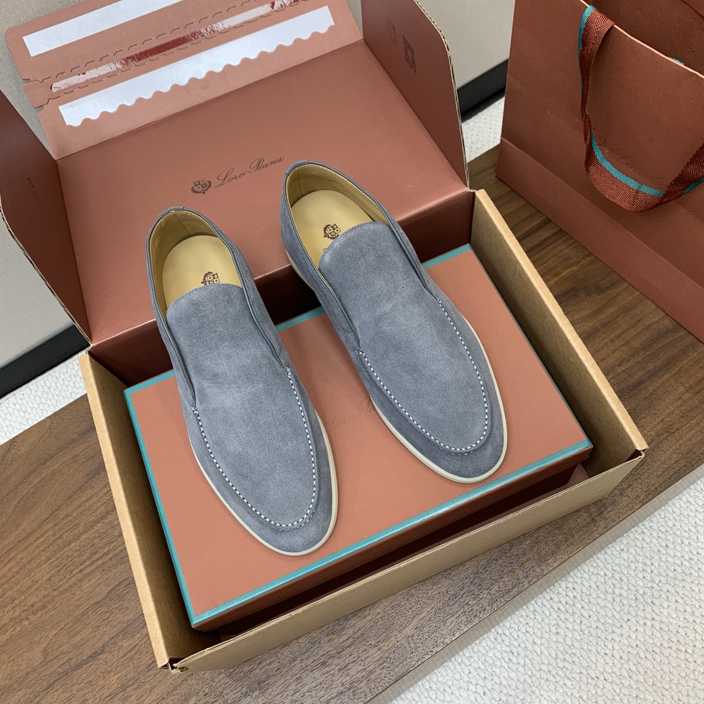 【Loro Piana】情侣款顶级版本高帮乐福鞋，原版一比一。品牌低调奢华柔软一贯纯色简约的设计风格。皮质柔软舒适度极高