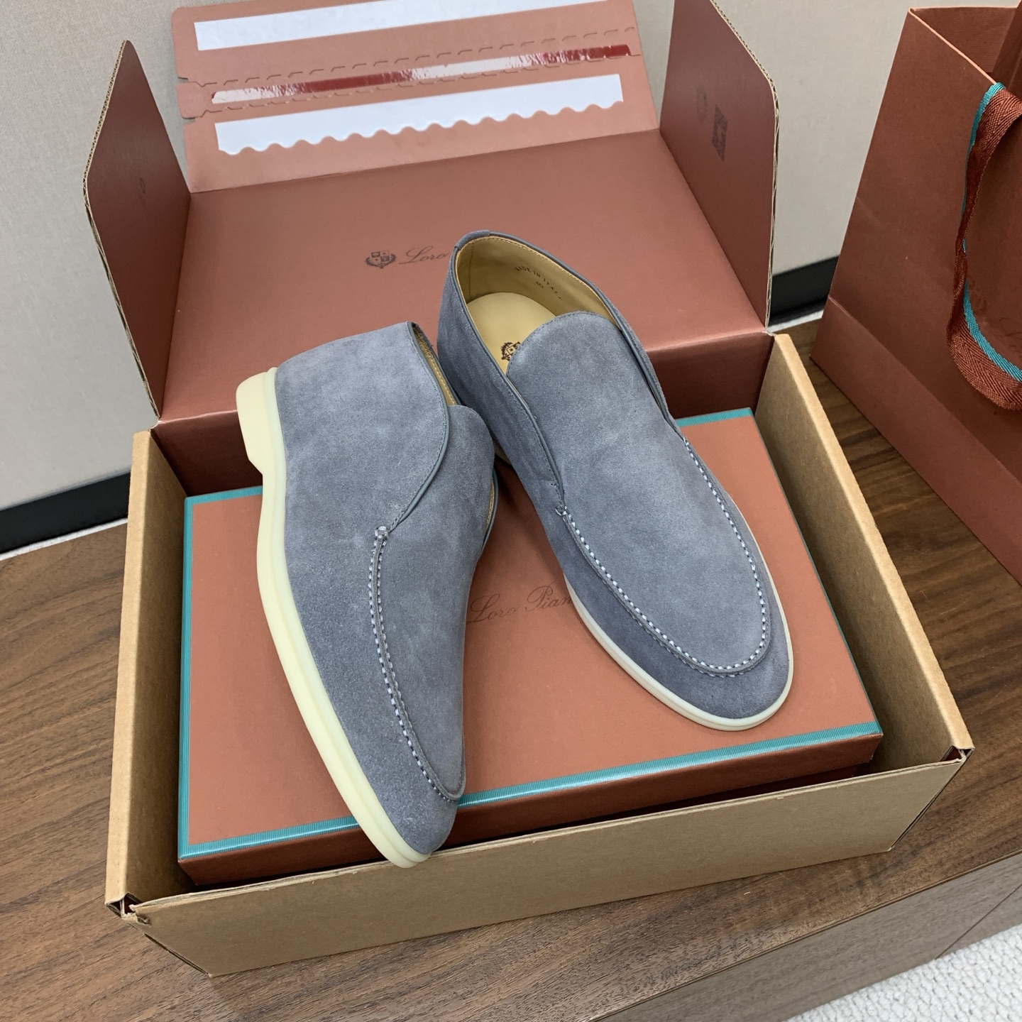 【Loro Piana】情侣款顶级版本高帮乐福鞋，原版一比一。品牌低调奢华柔软一贯纯色简约的设计风格。皮质柔软舒适度极高