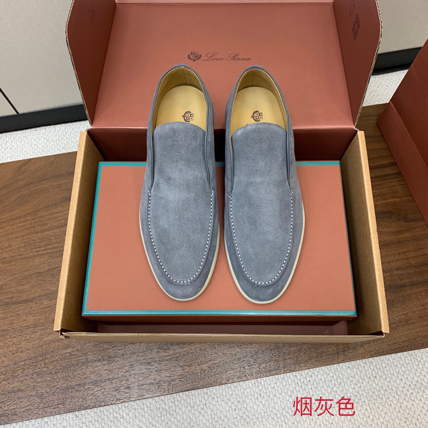 【Loro Piana】情侣款顶级版本高帮乐福鞋，原版一比一。品牌低调奢华柔软一贯纯色简约的设计风格。皮质柔软舒适度极高