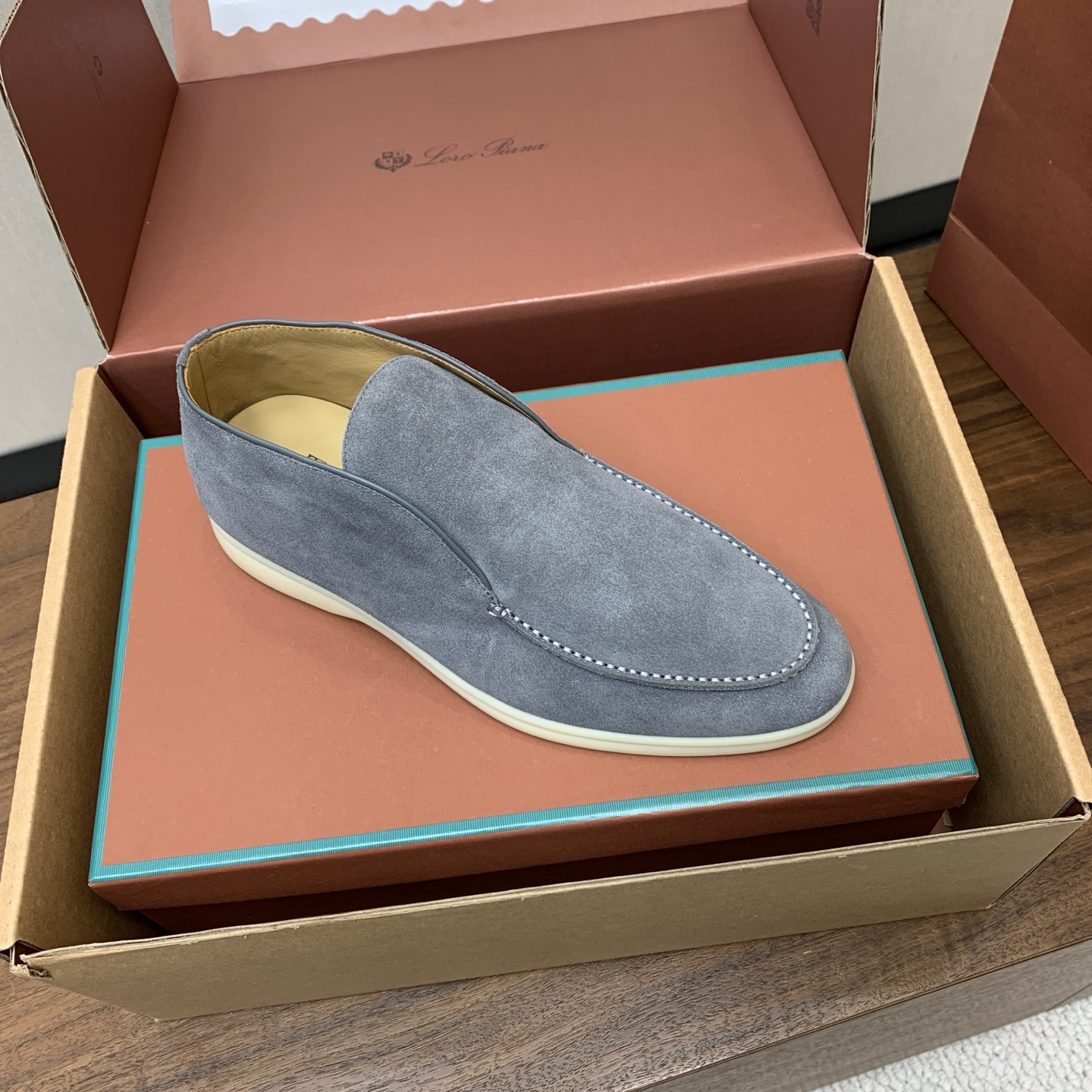 【Loro Piana】情侣款顶级版本高帮乐福鞋，原版一比一。品牌低调奢华柔软一贯纯色简约的设计风格。皮质柔软舒适度极高