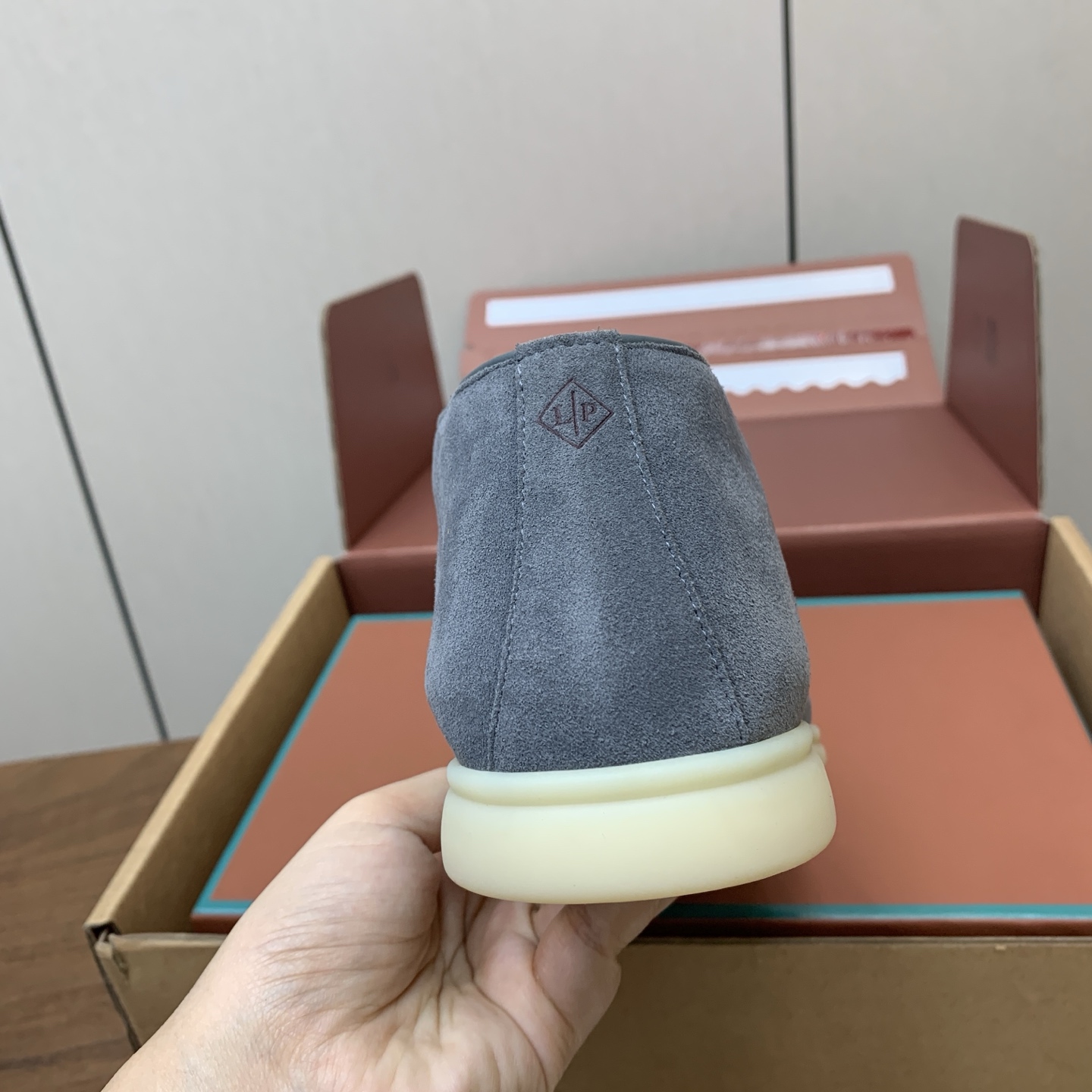 【Loro Piana】情侣款顶级版本高帮乐福鞋，原版一比一。品牌低调奢华柔软一贯纯色简约的设计风格。皮质柔软舒适度极高